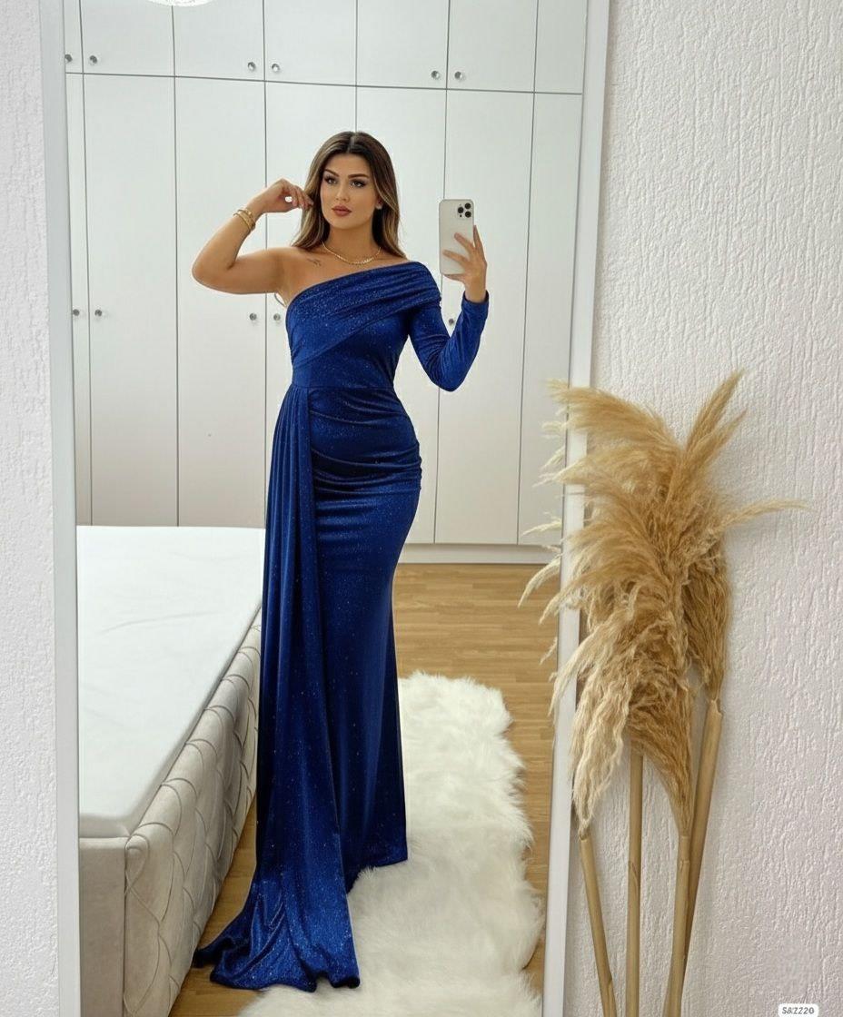 Bel kısmında toplanmış ve aşağıya doğru sarkan bir drapaj veya kuyruk detayı mevcut Kumaş Uzun Abiye Elbise SAKS 582269