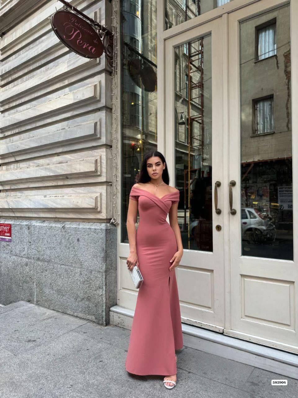 Krep Kumaş Kısa Kollu Kayık Yaka Yırtmaç Detay Maxi Boy Abiye Elbise 582904 GÜLKURUSU