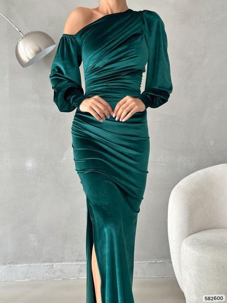 Yırtmaçlı Omzu Açık Maxi Boy Kadife Kumaş Abiye Elbise ZÜMRÜT 582600