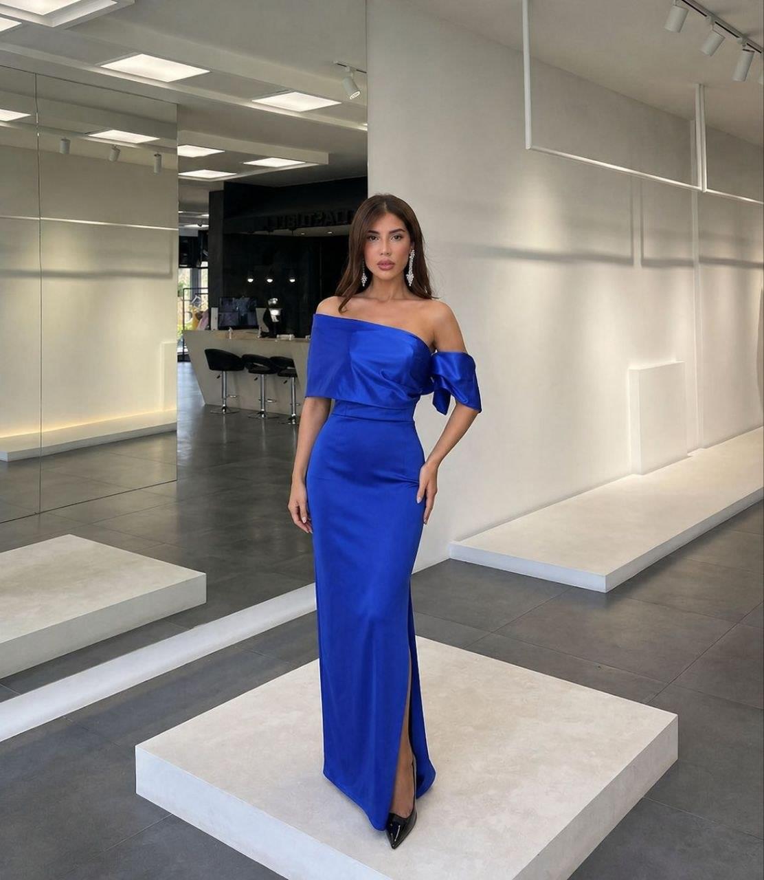 Kayık Yaka Göğüs Detaylı Yırtmaçlı Maxi Abiye Elbise 583399 SAKS