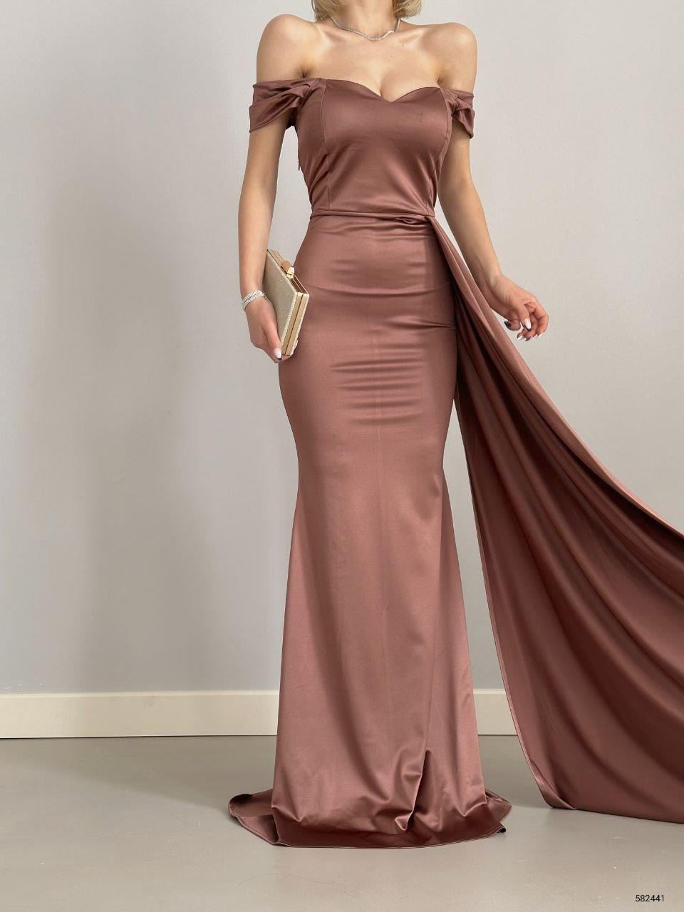 Saten Kumaş Düşük Omuz Maxi Boy Elbise 582441 KAHVERENGİ