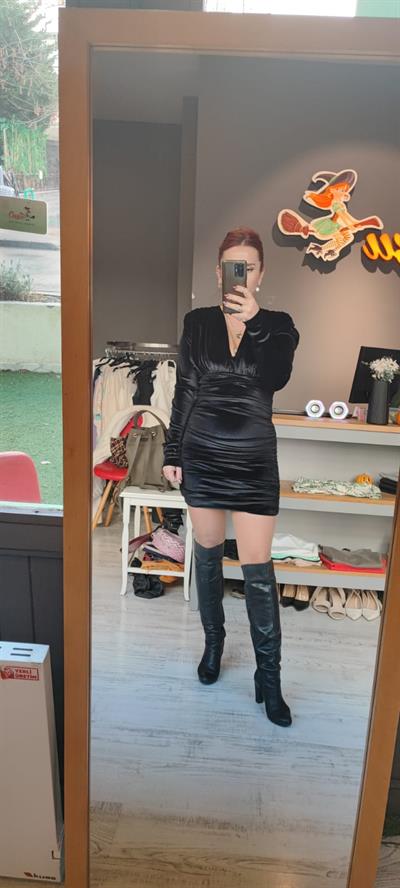 Drape ve Vatka Detaylı Kadife Elbise
