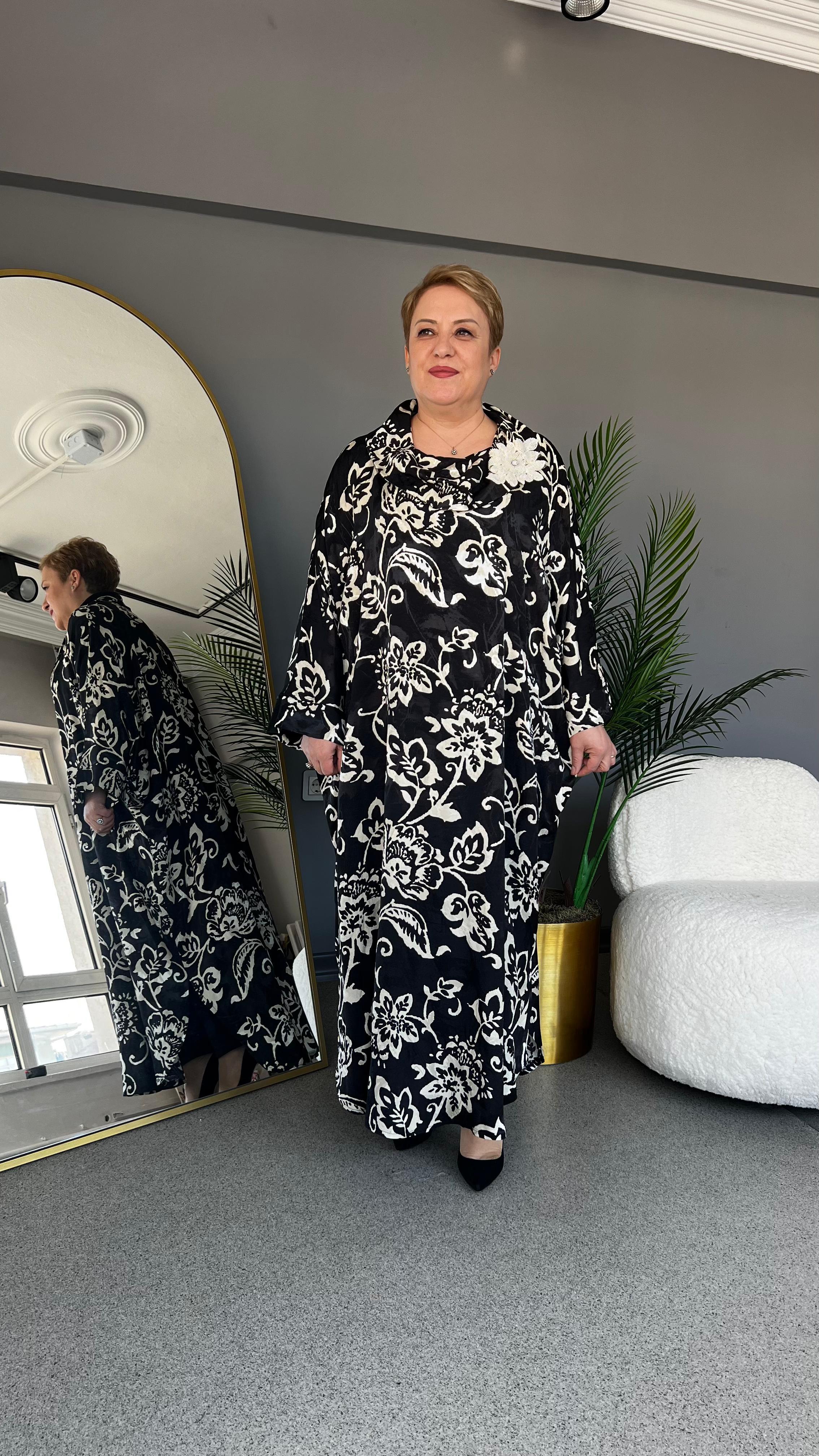 Selma Büyük Beden Broş Detaylı Ve Çiçek Desenli Elbise