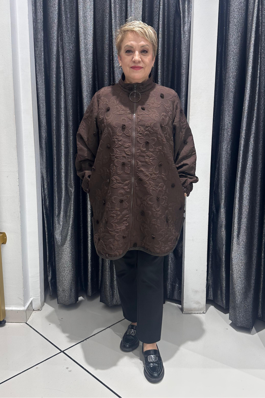 Selma Büyük Beden Kabartma Çiçek Desenli Fermuarlı Kapitone Mont