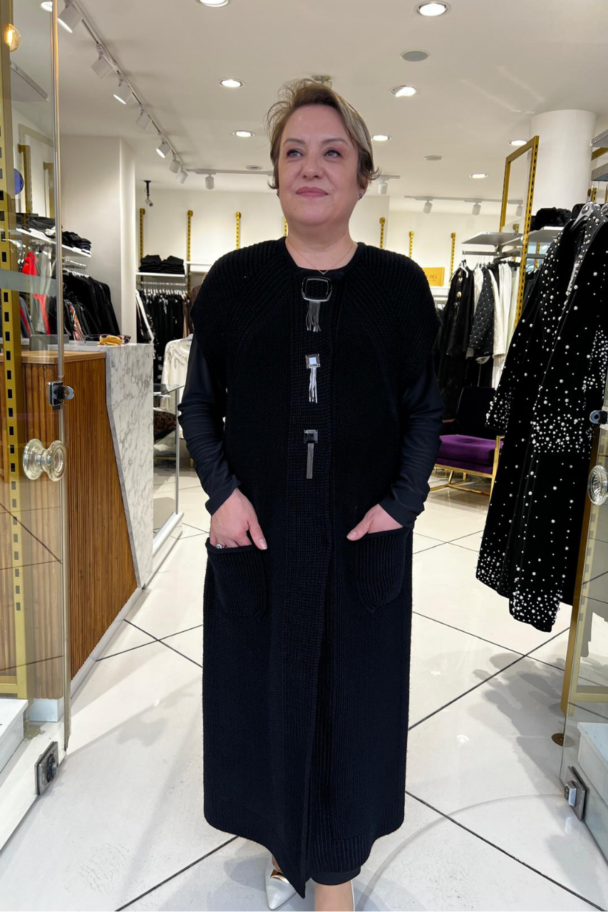Selma Büyük Beden Metal Aksesuarlı Uzun Triko Yelek