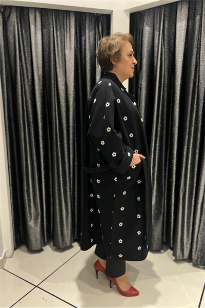 Selma Büyük Beden Çiçek Desenli Siyah Kaban