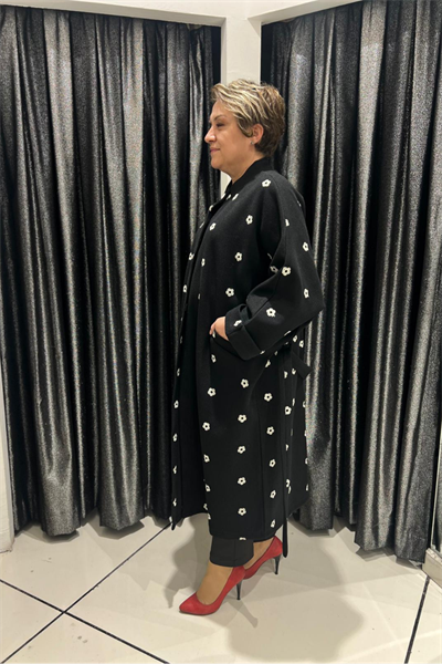 Selma Büyük Beden Çiçek Desenli Siyah Kaban