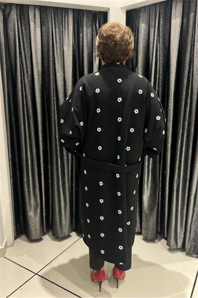 Selma Büyük Beden Çiçek Desenli Siyah Kaban