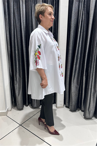 Selma Büyük Beden Çiçek İşlemeli Düğmeli Gömlek