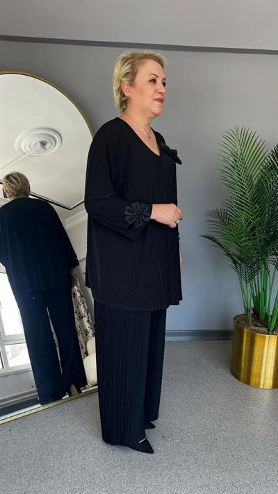 Selma Büyük Beden Çiçek İşlemeli Plise Detaylı Takım