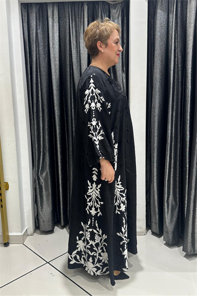 Selma Büyük Beden Kendinden Jakarlı Saten Aksesuarlı Elbise