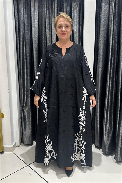 Selma Büyük Beden Kendinden Jakarlı Saten Aksesuarlı Elbise