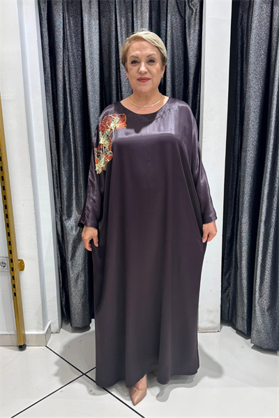 Selma Büyük Beden Saten Yarasa Kol İşlemeli Elbise