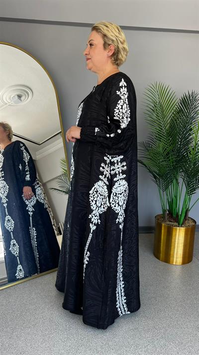 Selma Büyük Beden Siyah Beyaz İşlemeli Elbise