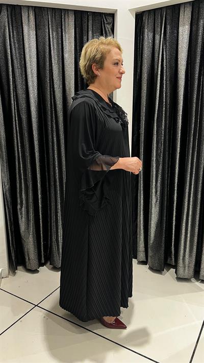 Selma Büyük Beden Siyah Çiçek Detaylı Pliseli Elbise