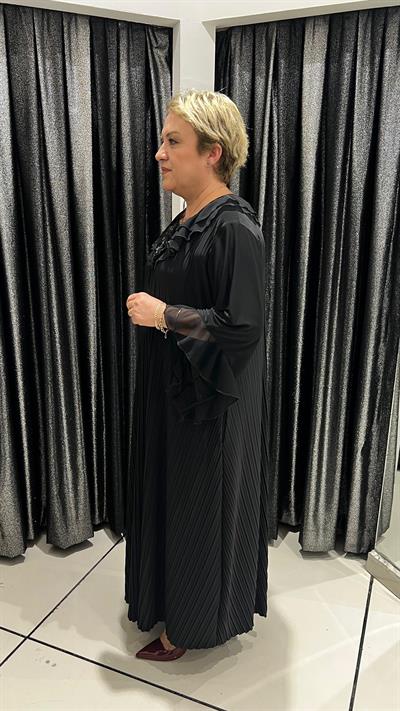 Selma Büyük Beden Siyah Çiçek Detaylı Pliseli Elbise