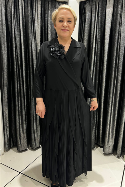 Selma Büyük Beden Siyah Pileli Çiçek Detaylı Elbise