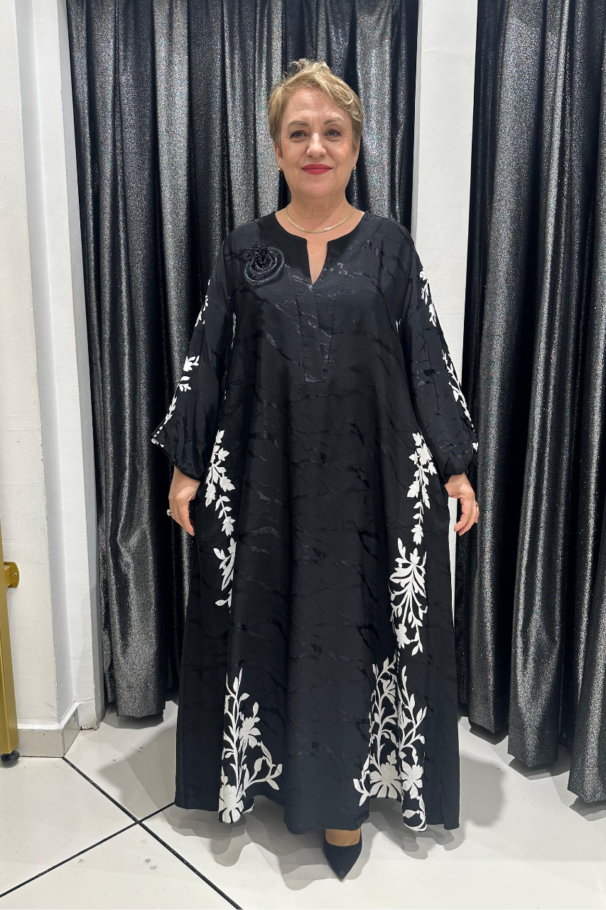 Selma Büyük Beden Kendinden Jakarlı Saten Aksesuarlı Elbise