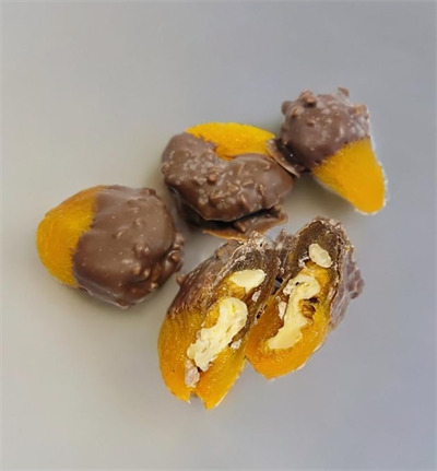 Cevizli Kayısı Kurusu ve Fındık Parçacıklı Çikolata (250 gr, 10-12 adet)
