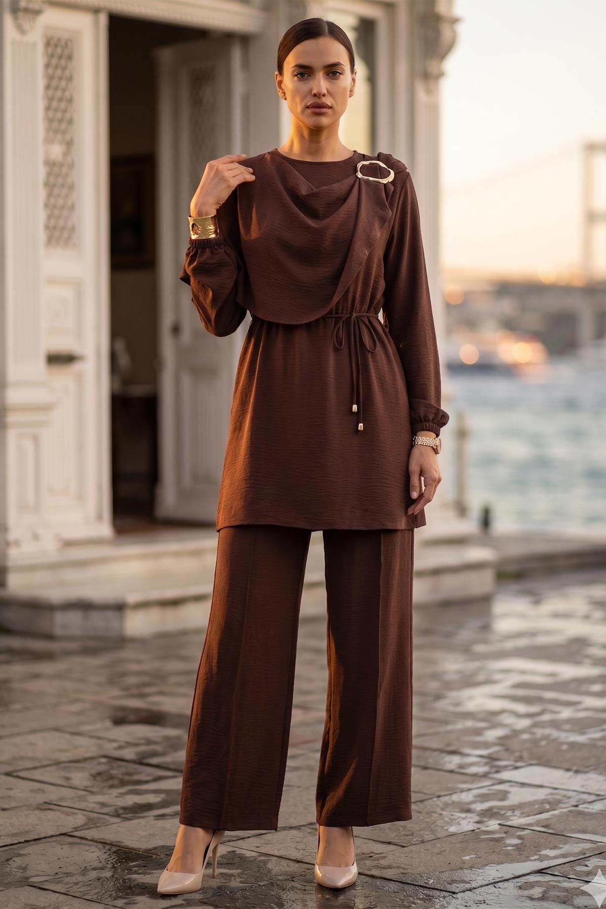Toka Detaylı Pantolonlu Takım Kahverengi SS2901