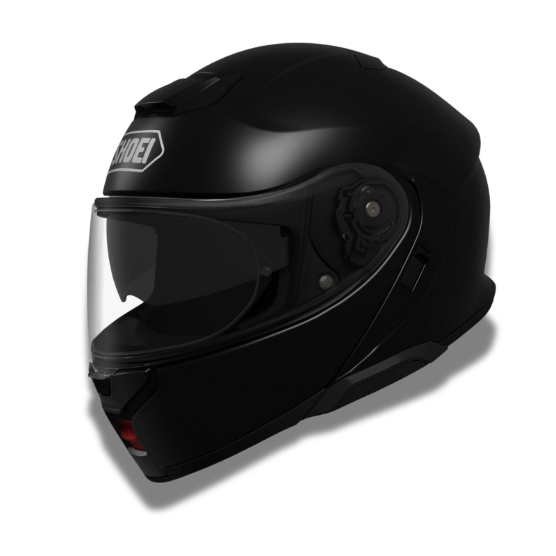gözlük takan bir motosiklet sürücüsü Shoei kask ile yola çıkıyor