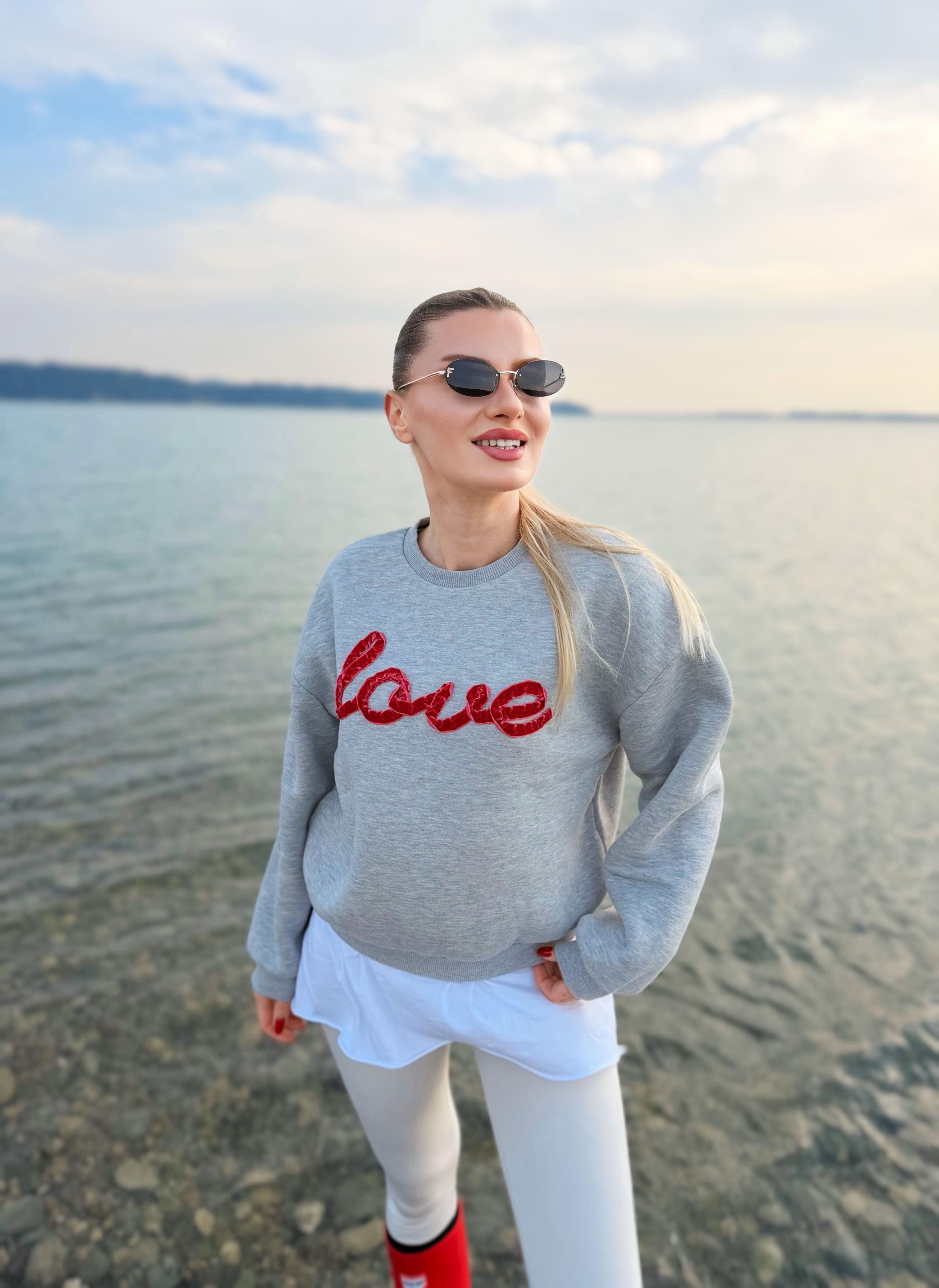 SweatshirtGri Love Nakış İşlemeli Sweatshirt
