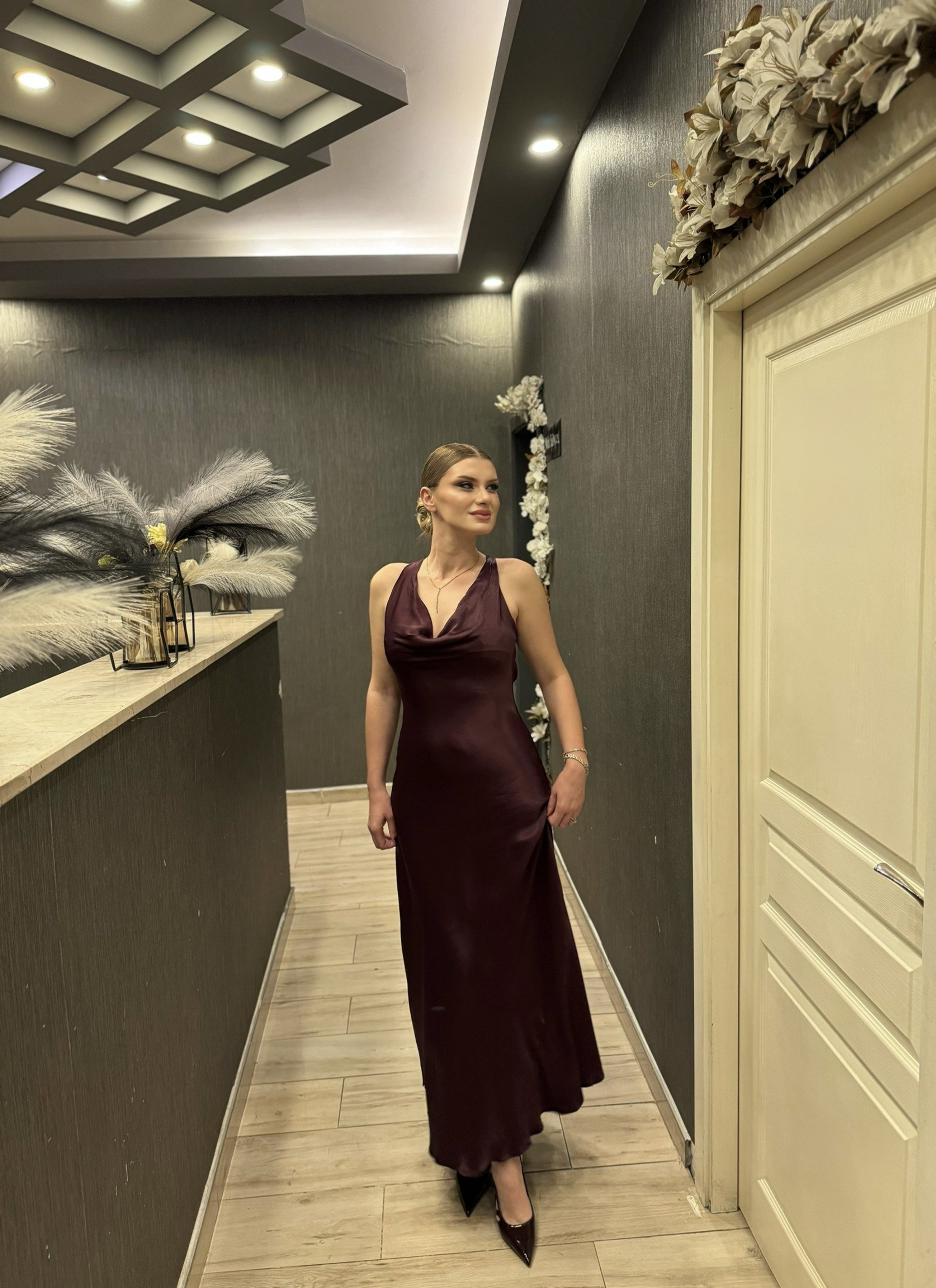 ELBİSEŞarap Rengi Sırt Dekolte Detaylı Uzun Saten Elbise
