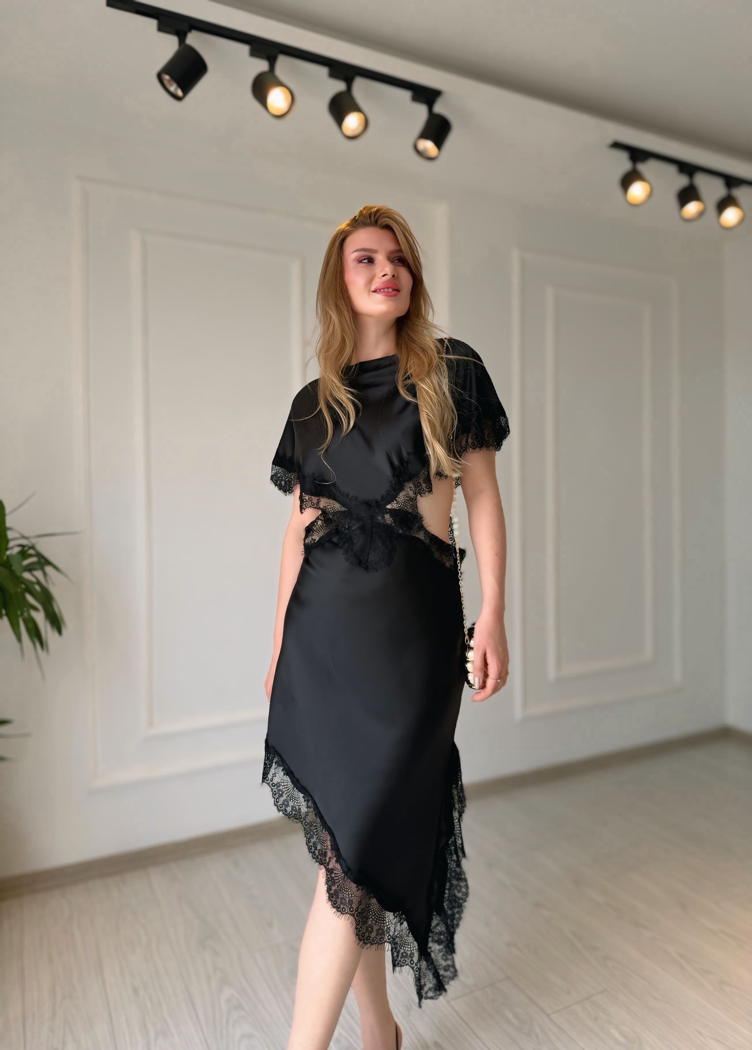 ELBİSEValentina Siyah Dekolteli Asimetrik Saten Elbise