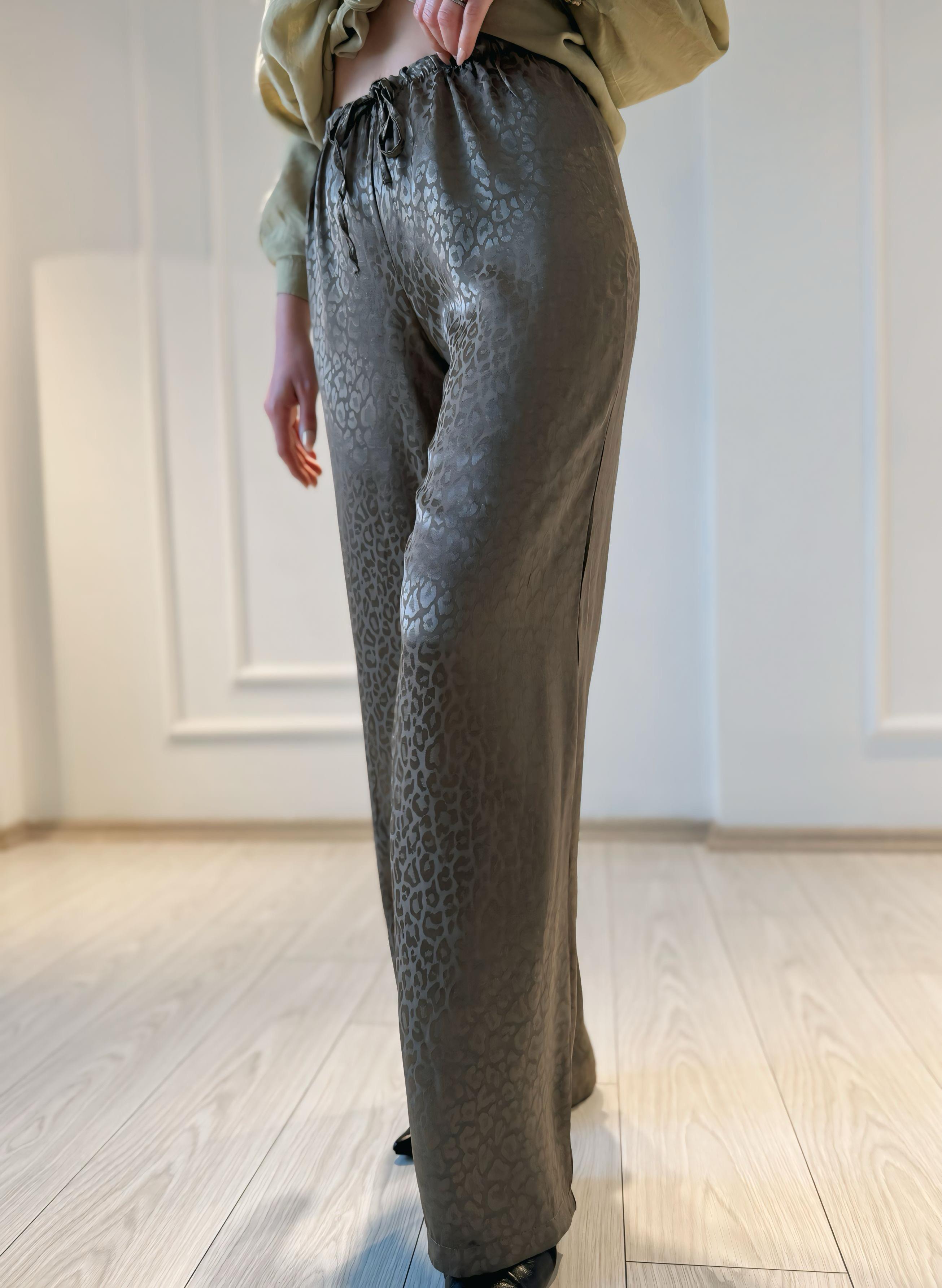 PantolonHaki Leopar Desenli Jakarlı Saten Pantolon