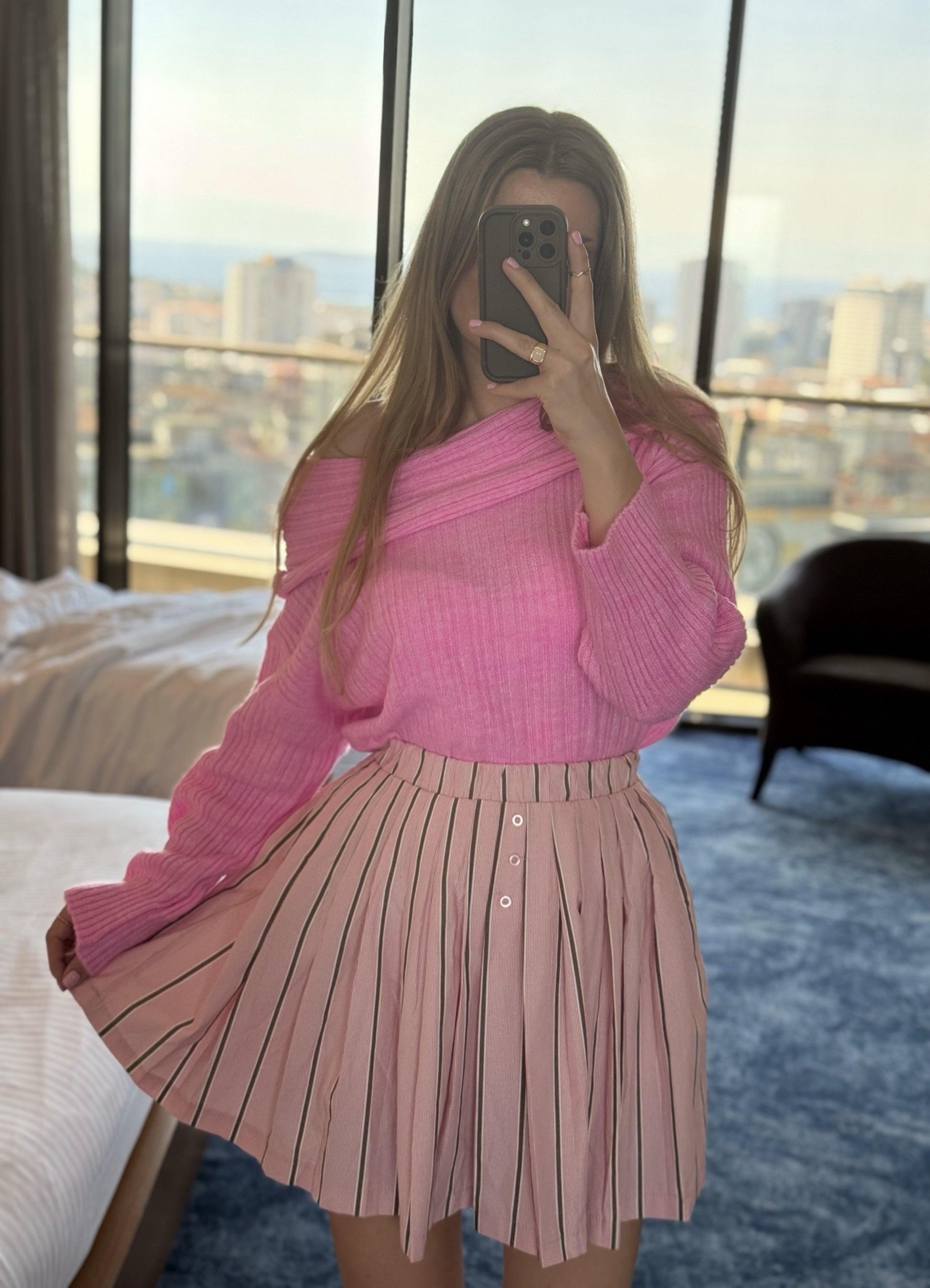 Pembe Madonna Yaka KazakKazak & HırkaAURA STORE | Kadın Giyim ve Modanın Güvenilir AdresiKazak & HırkaPembe Madonna Yaka Kazak