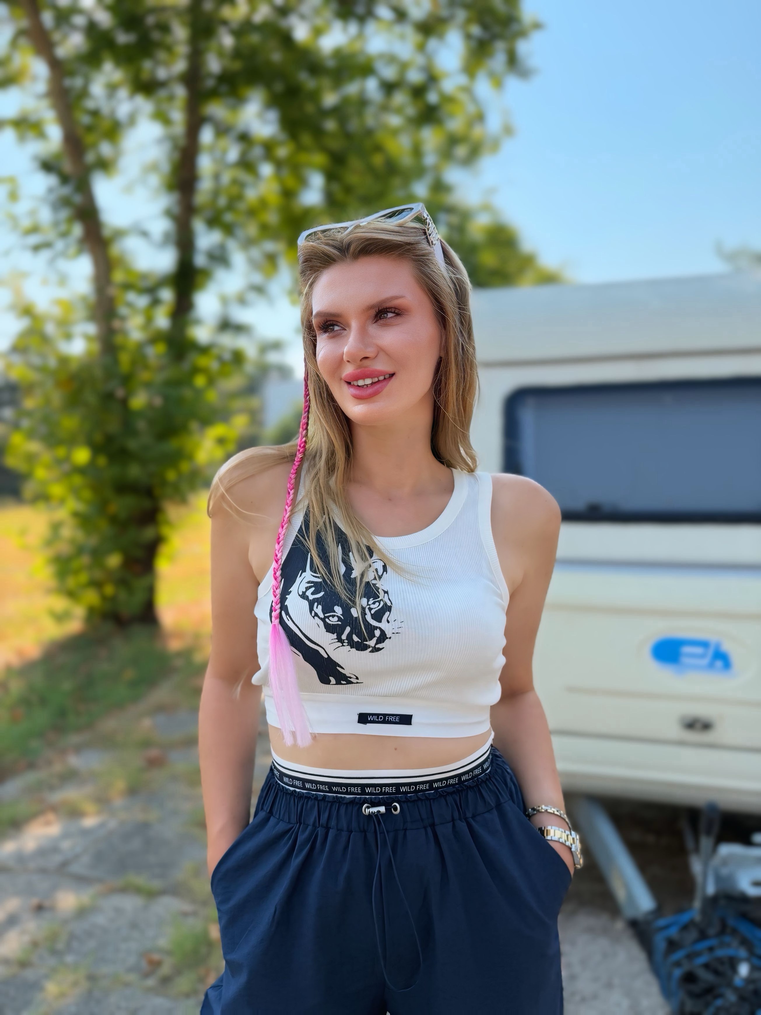 TAKIMHalter Yaka Desenli Crop Atlet ve Lastik Detaylı Pantolonlu Takım