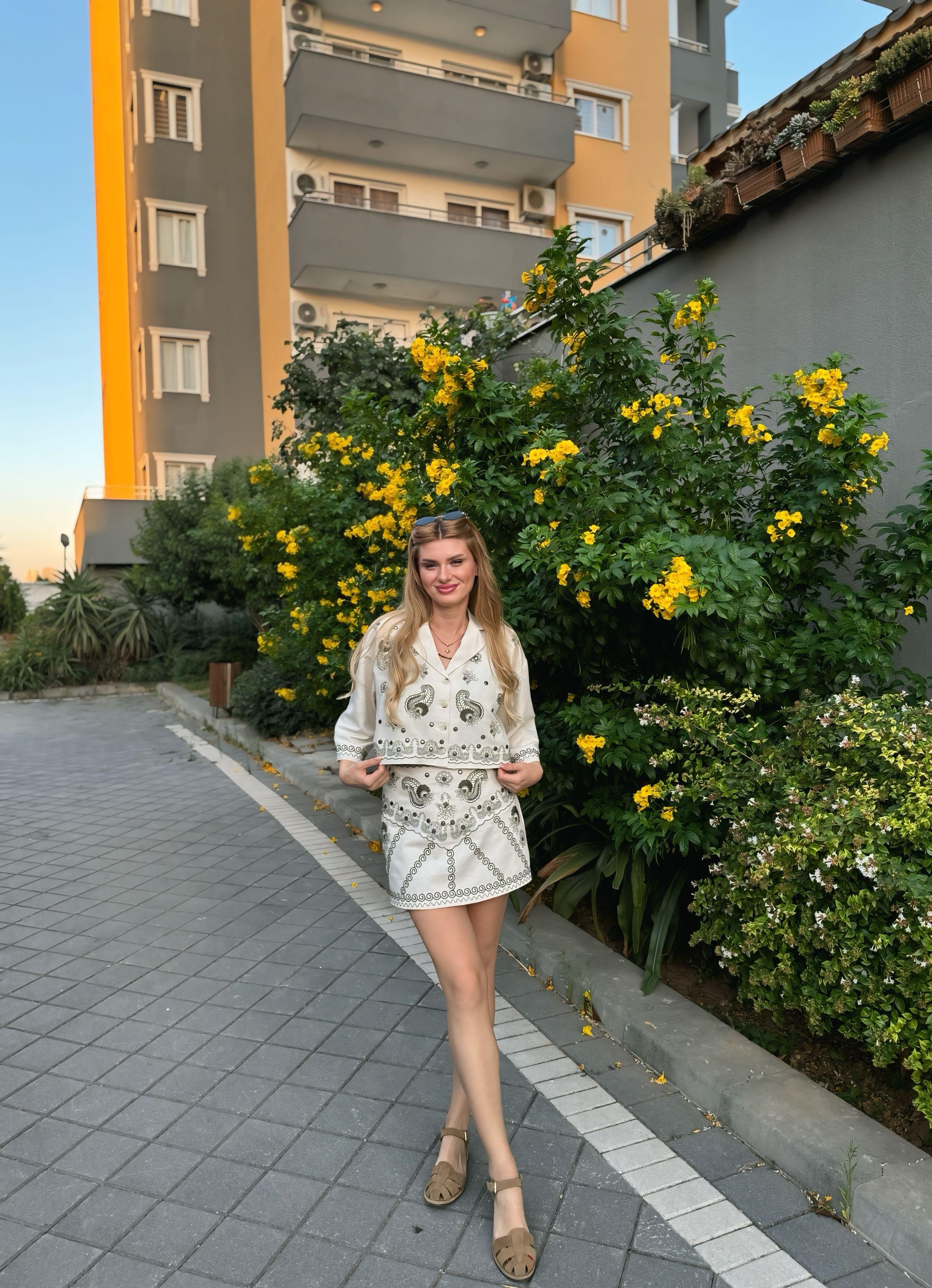 TAKIMNakış ve Taş Detaylı Gömlek Etek Takım - Natur