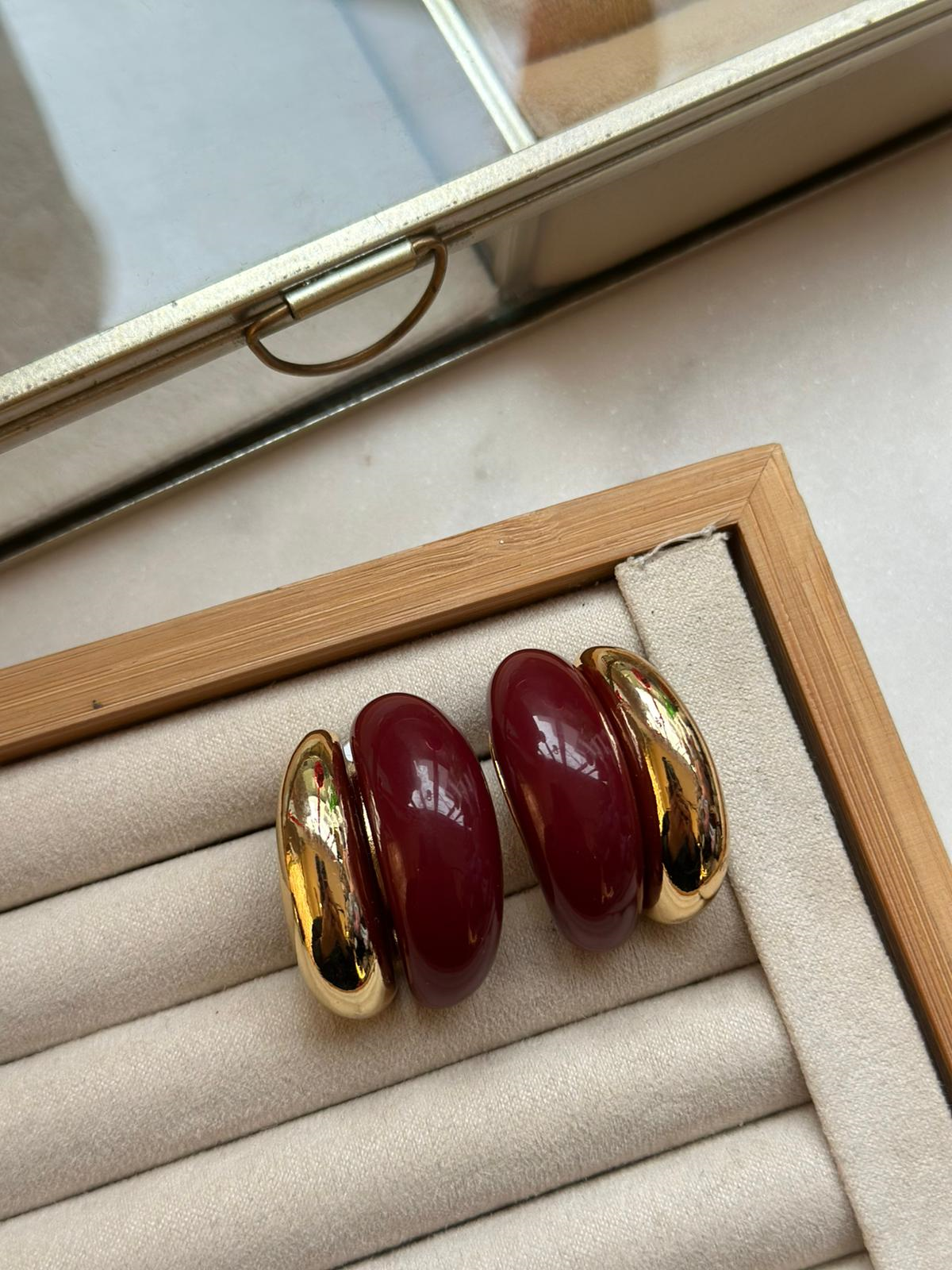 Bordo Gold Plakalı Bombeli Küpe