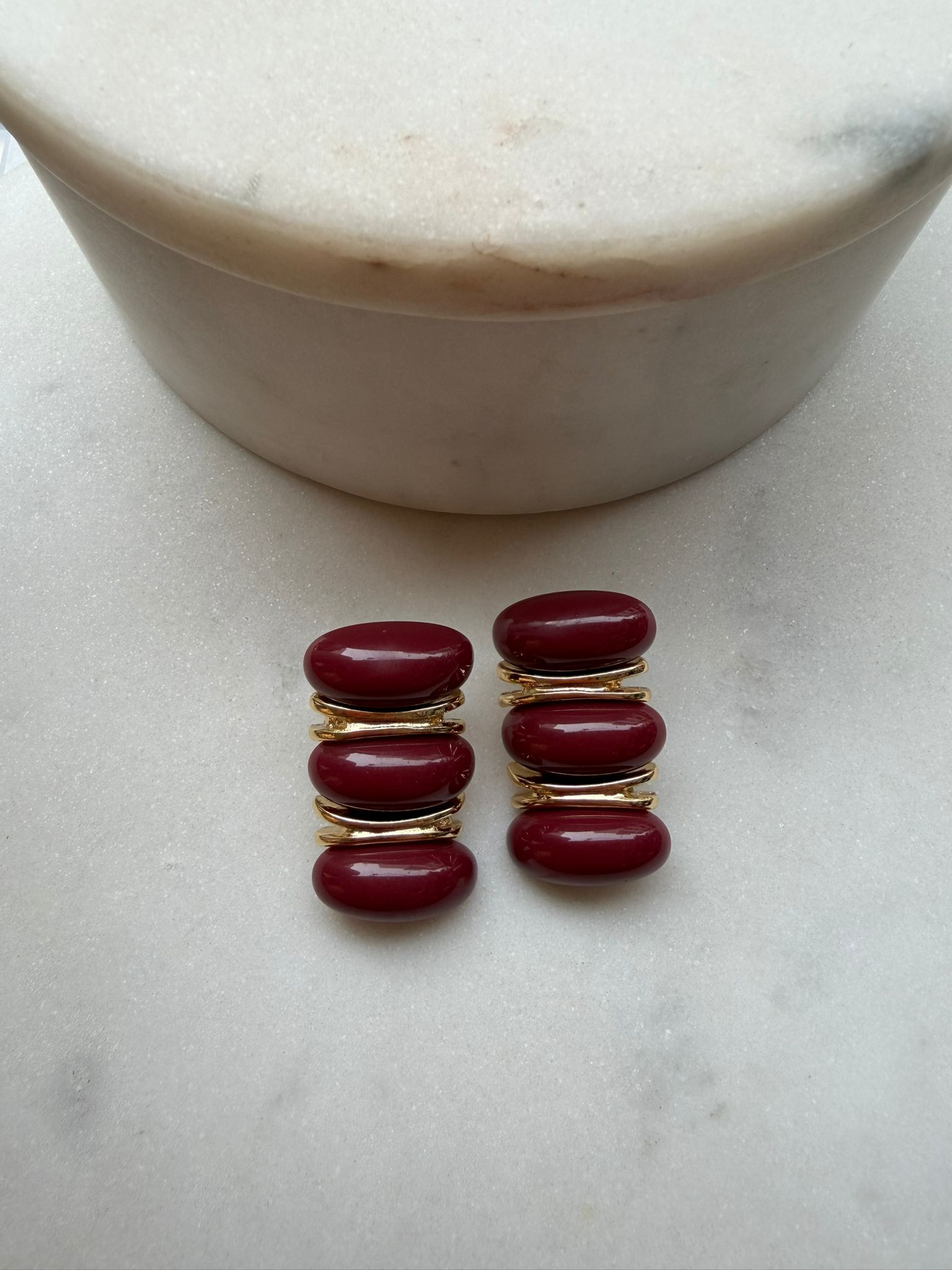 Bordo Üç Düğmeli Marka Küpe