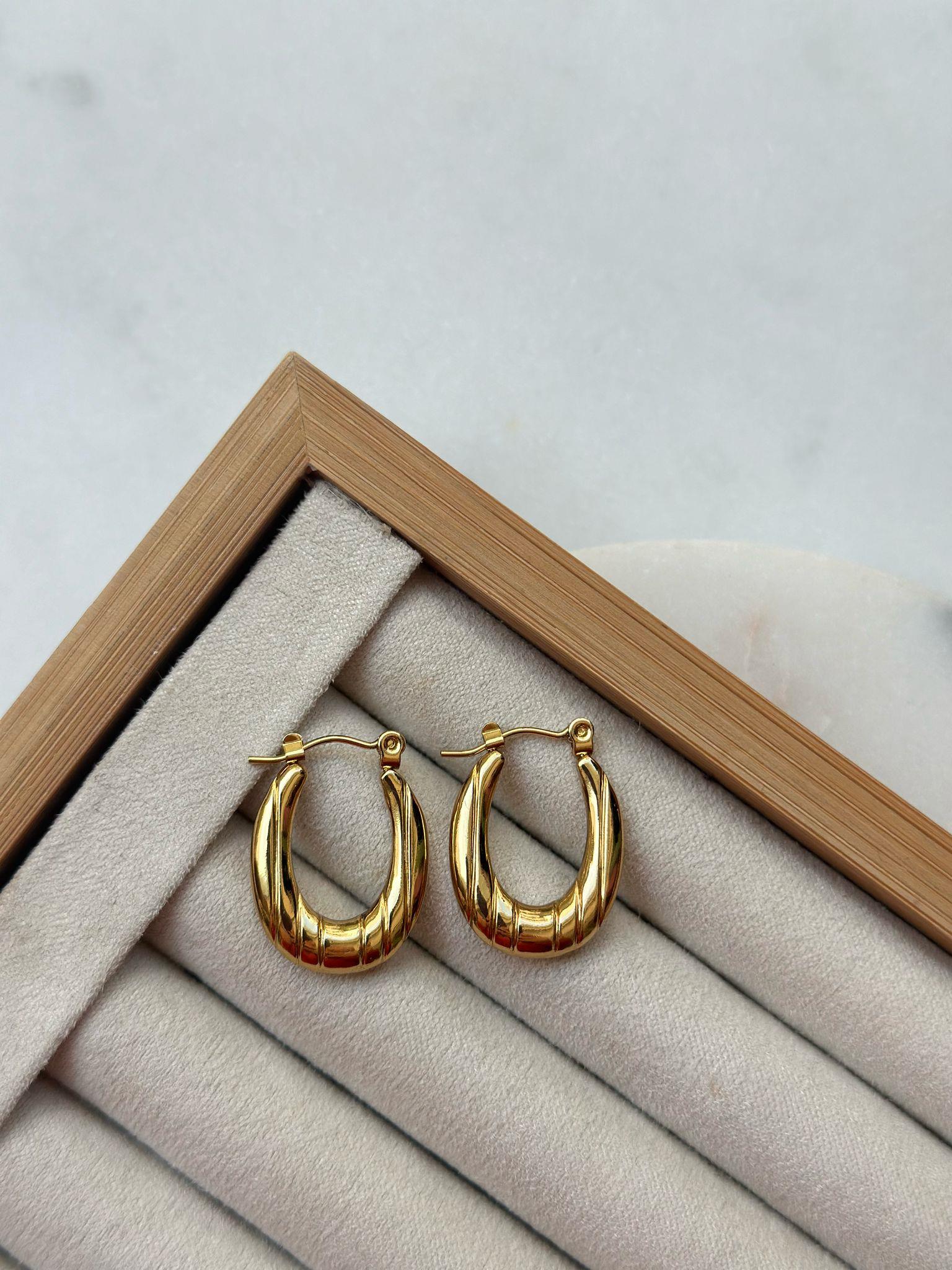 Çelik Gold Minimal Çizgili Oval Küpe