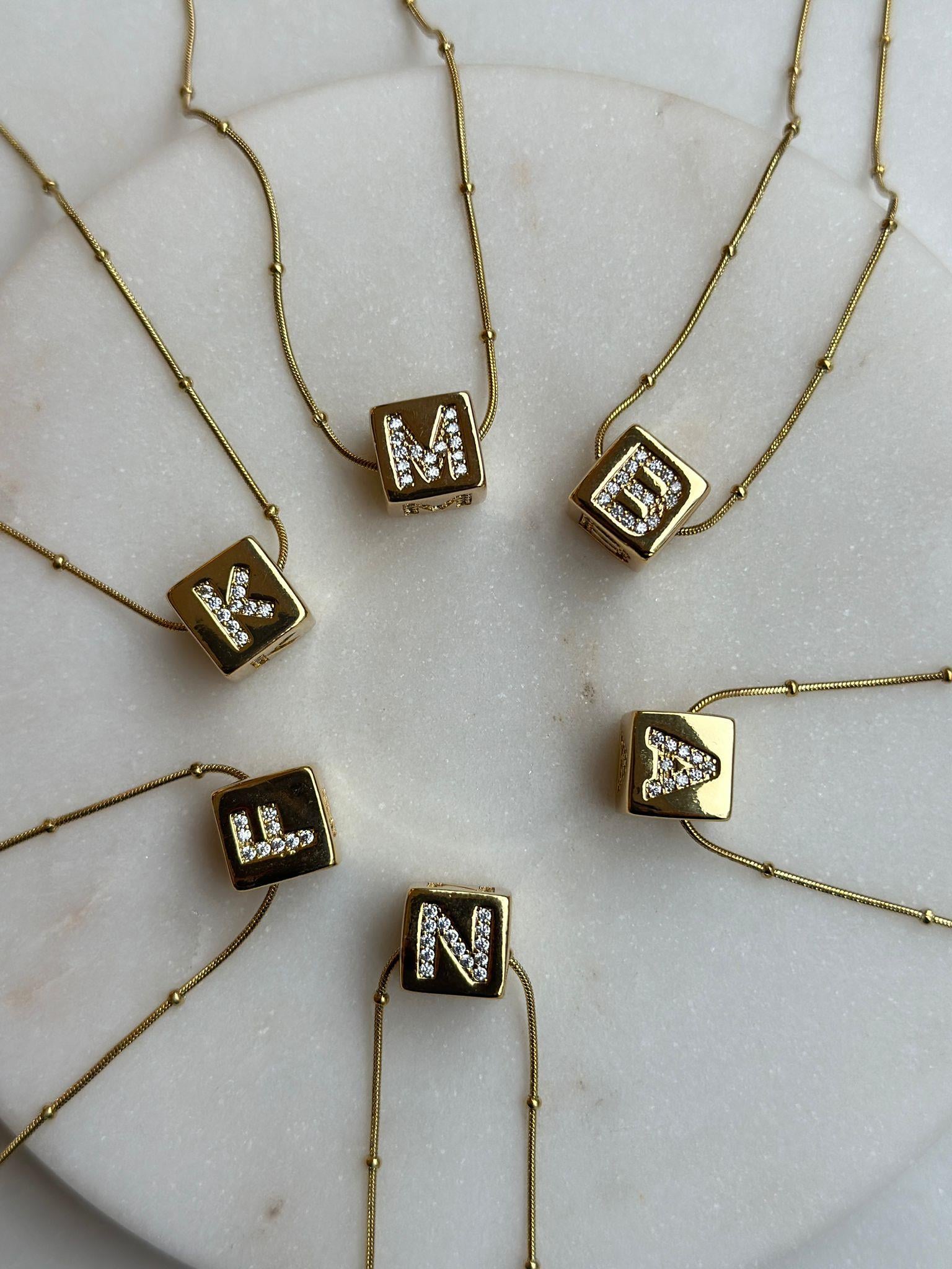 Çelik Gold Zincirde Küp Harf Kolye 