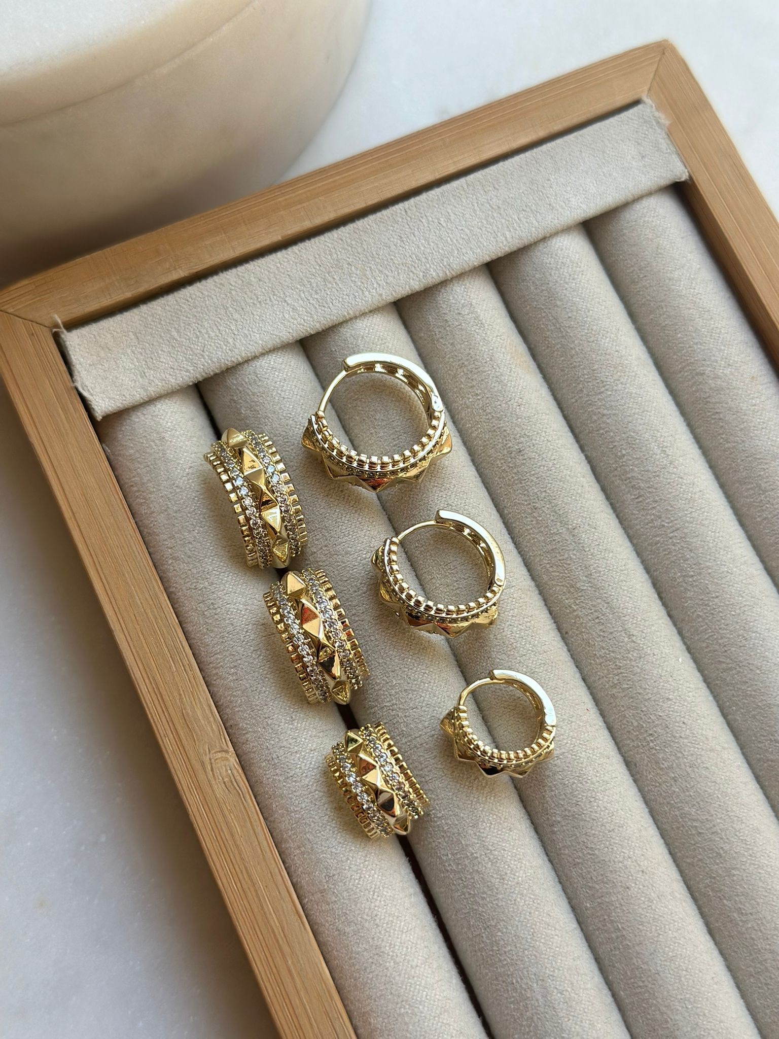 Gold Çivili Taşlı Geniş 6 lı Halka Küpe Seti