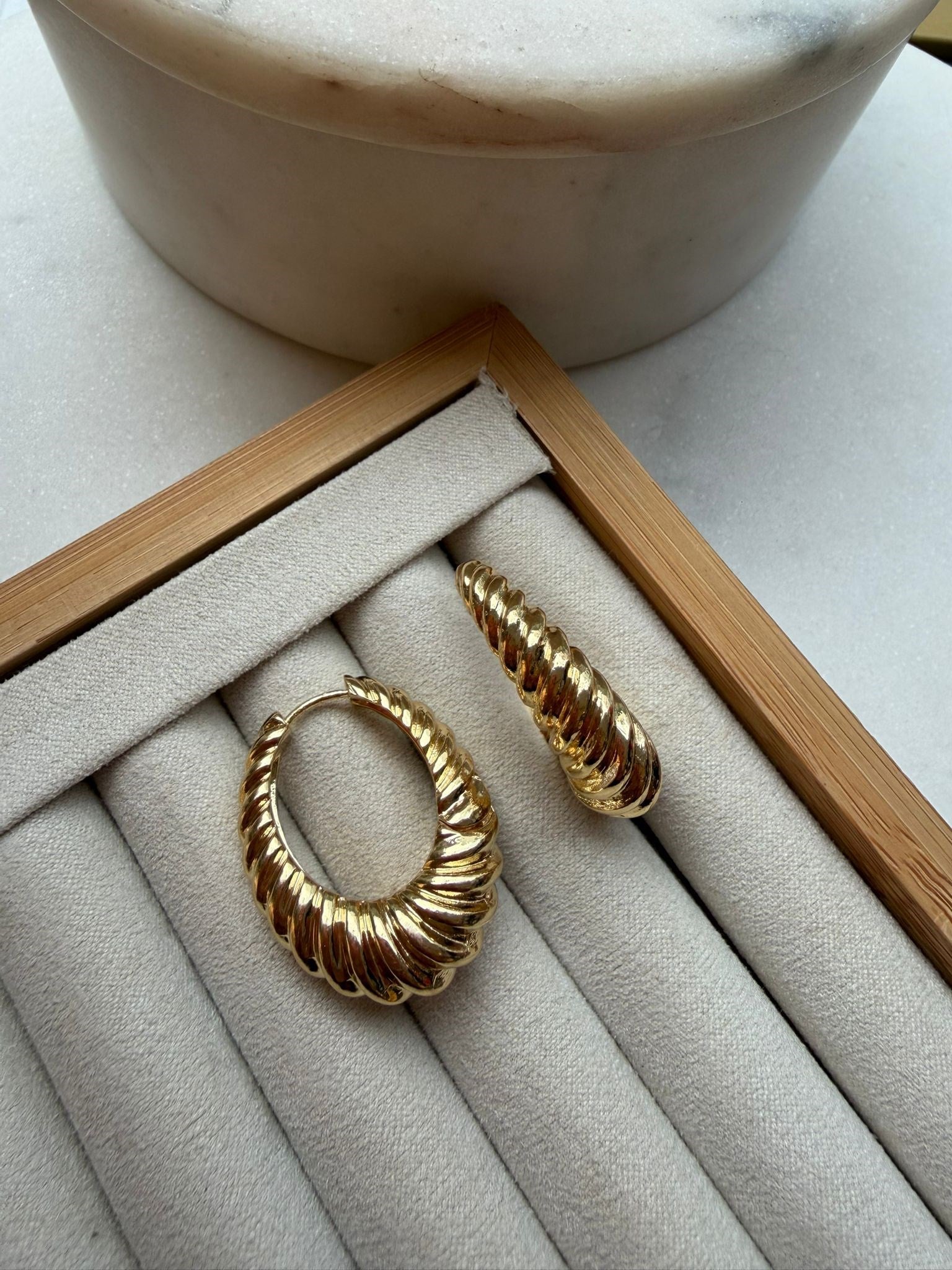 Gold Tırtıklı Bombeli Oval Halka Küpe