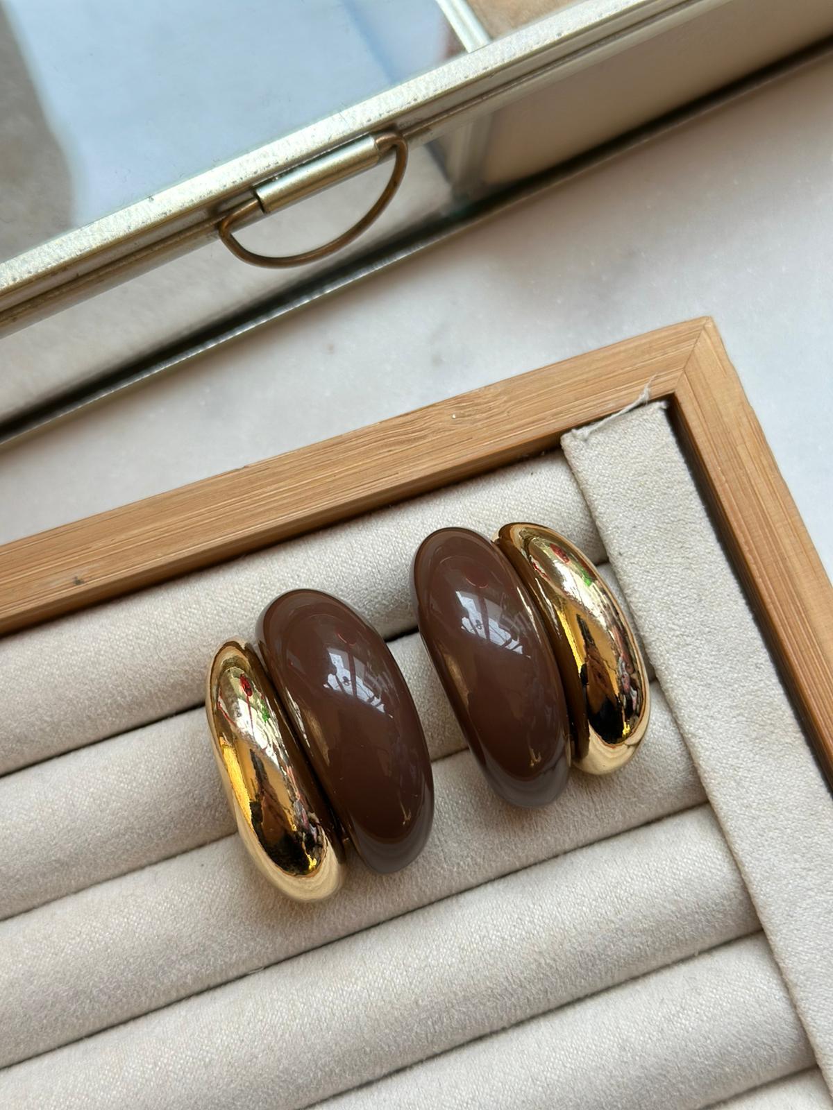 Kahverengi Gold Plakalı Bombeli Küpe