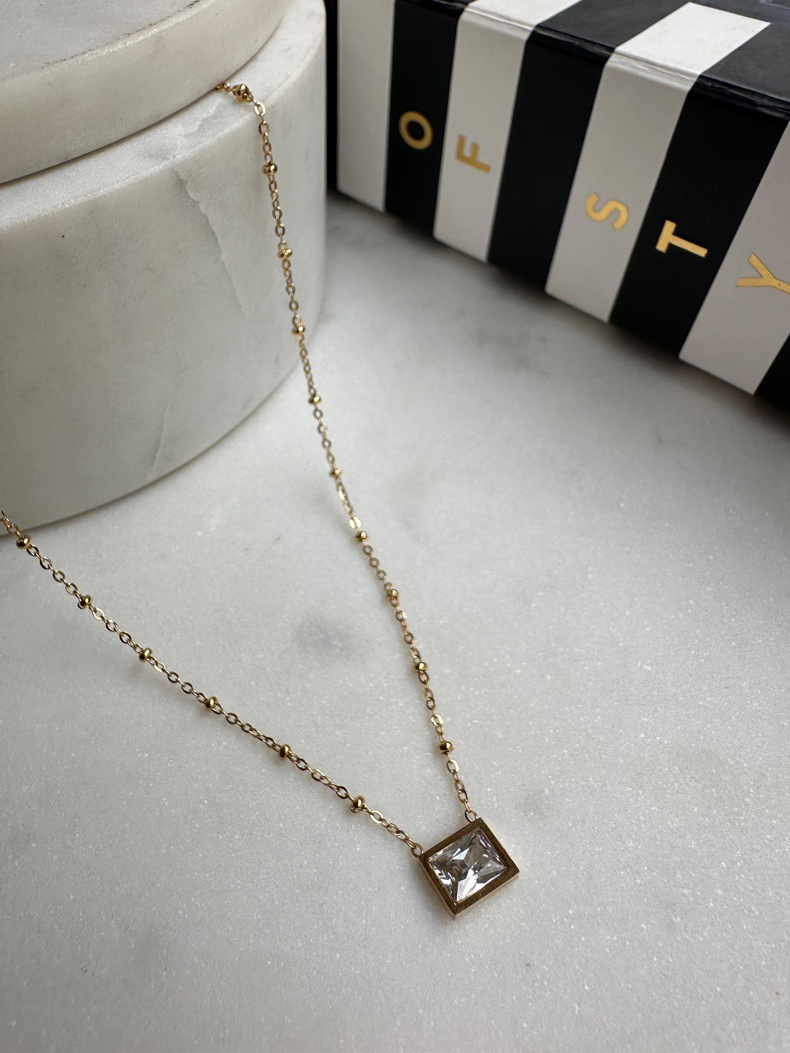 Minik Top Detaylı İnce Zincir Kare Taşlı Kolye