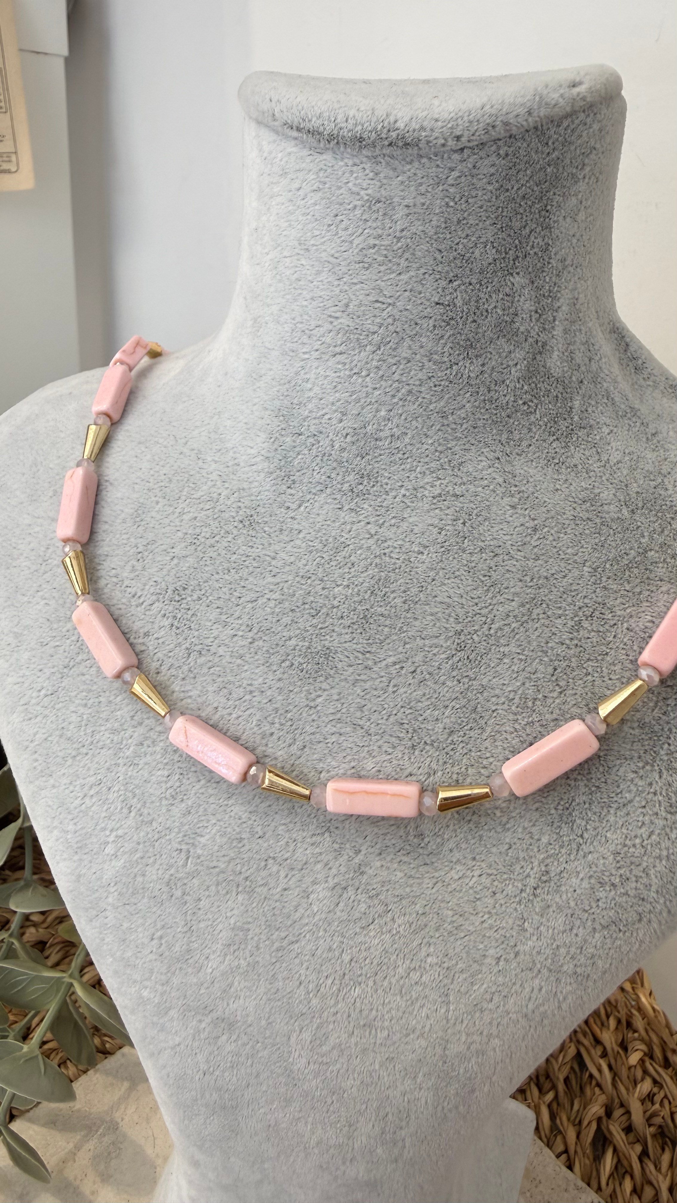İthal Gold Renk Pembe Boncuk Kolye