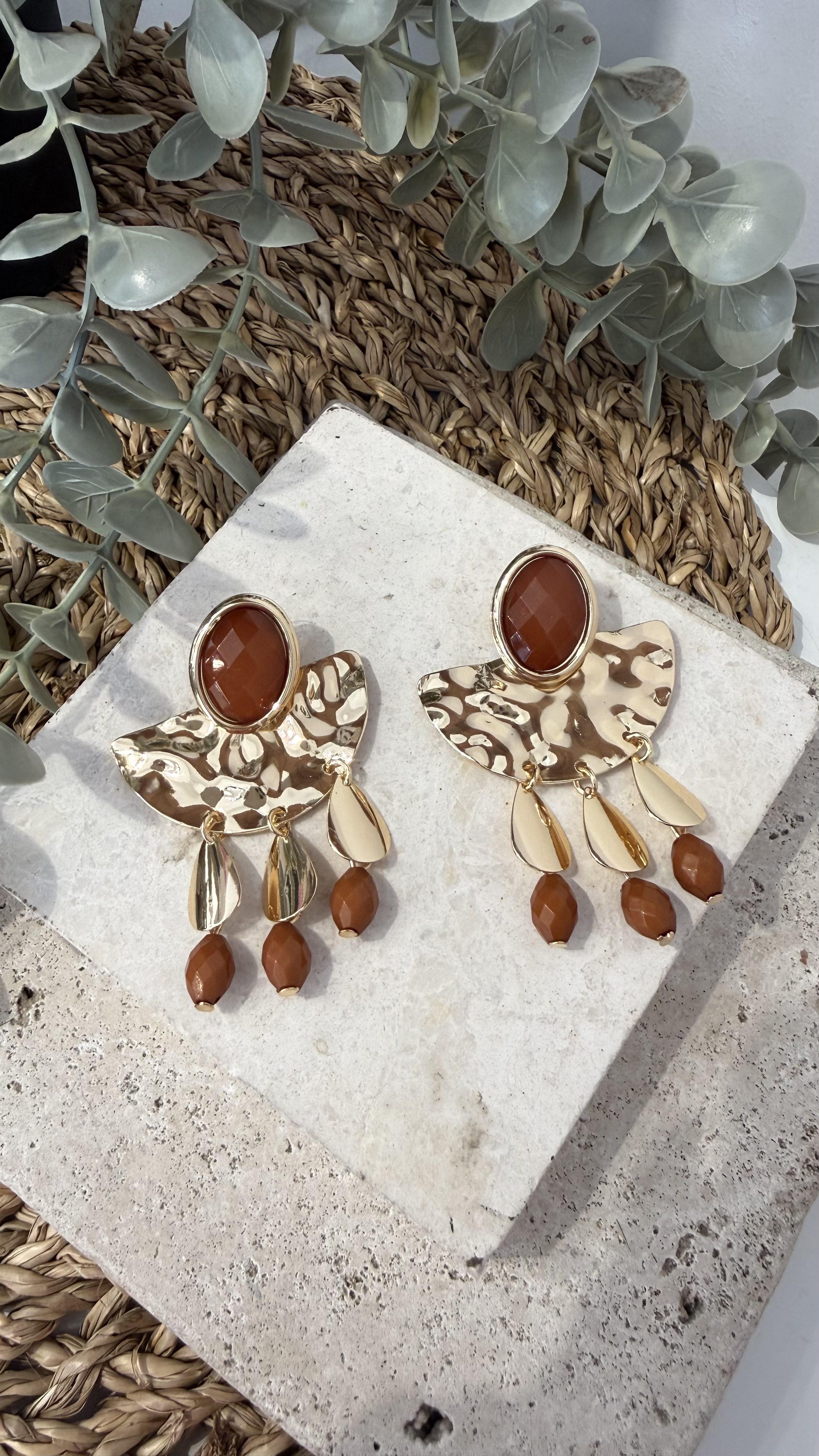 İthal Kahve Taşlı Gold Sallantılı Küpe