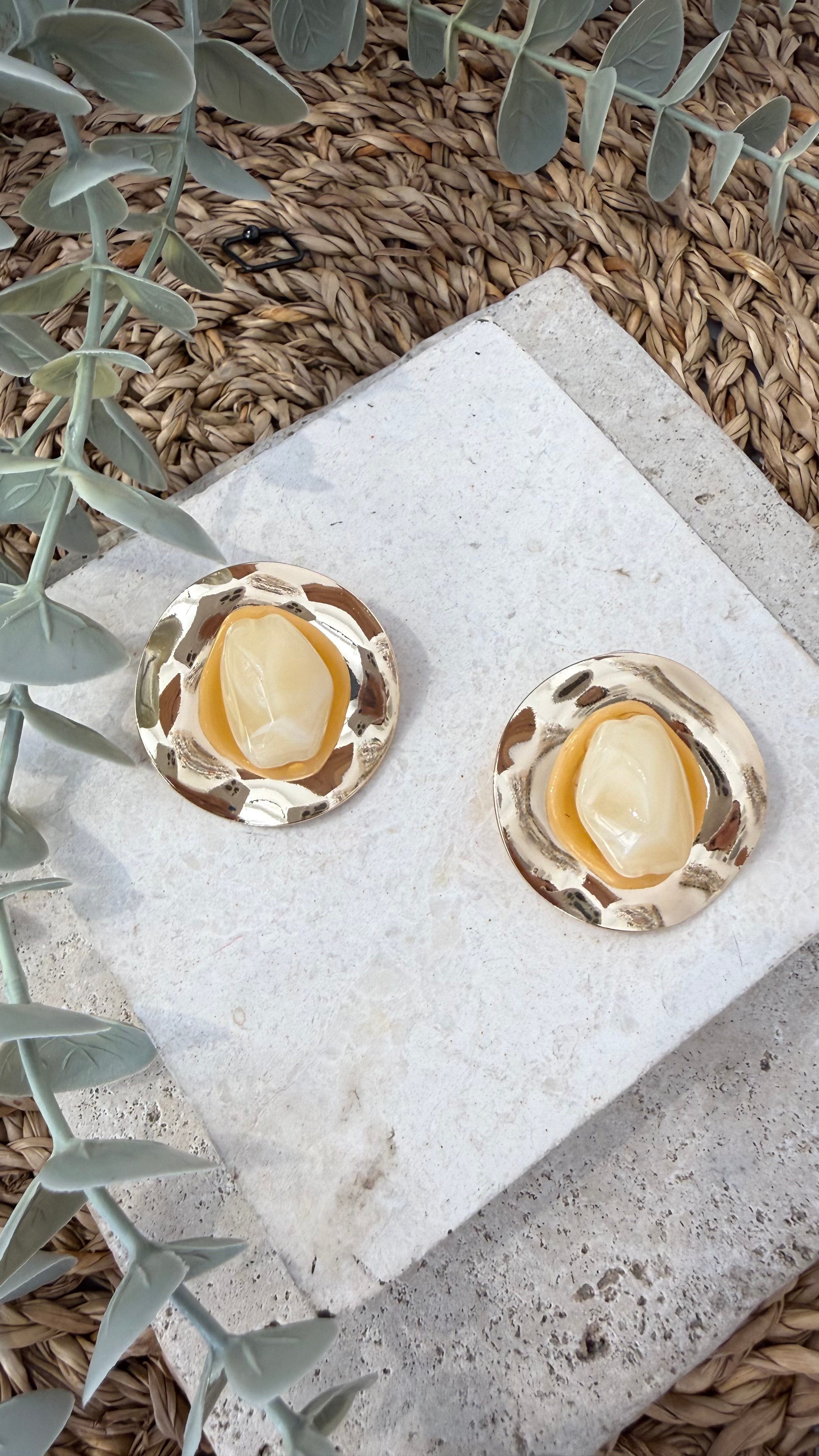 İthal Gold Renk Krem Küpe