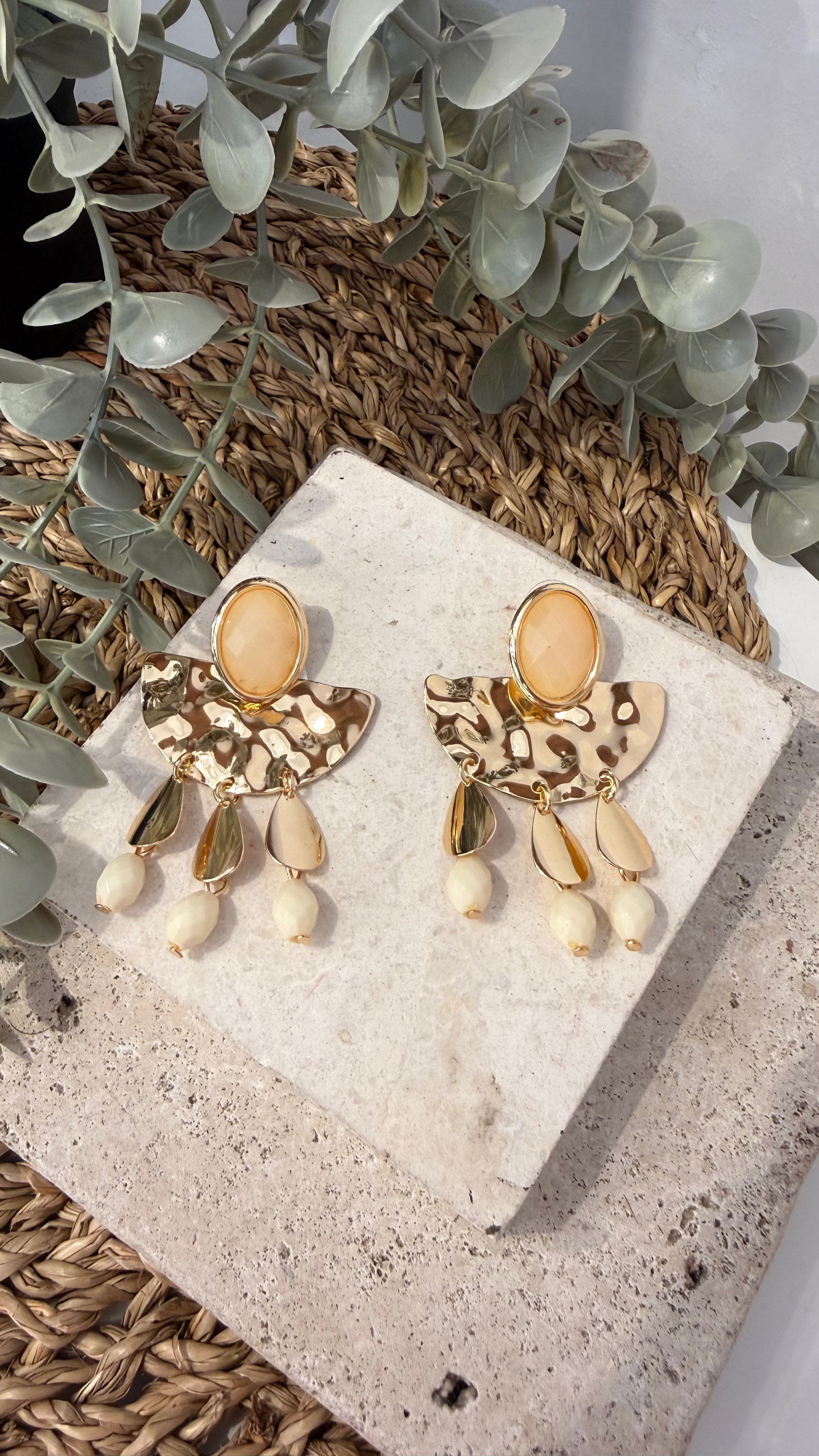 İthal Krem Taşlı Gold Sallantılı Küpe