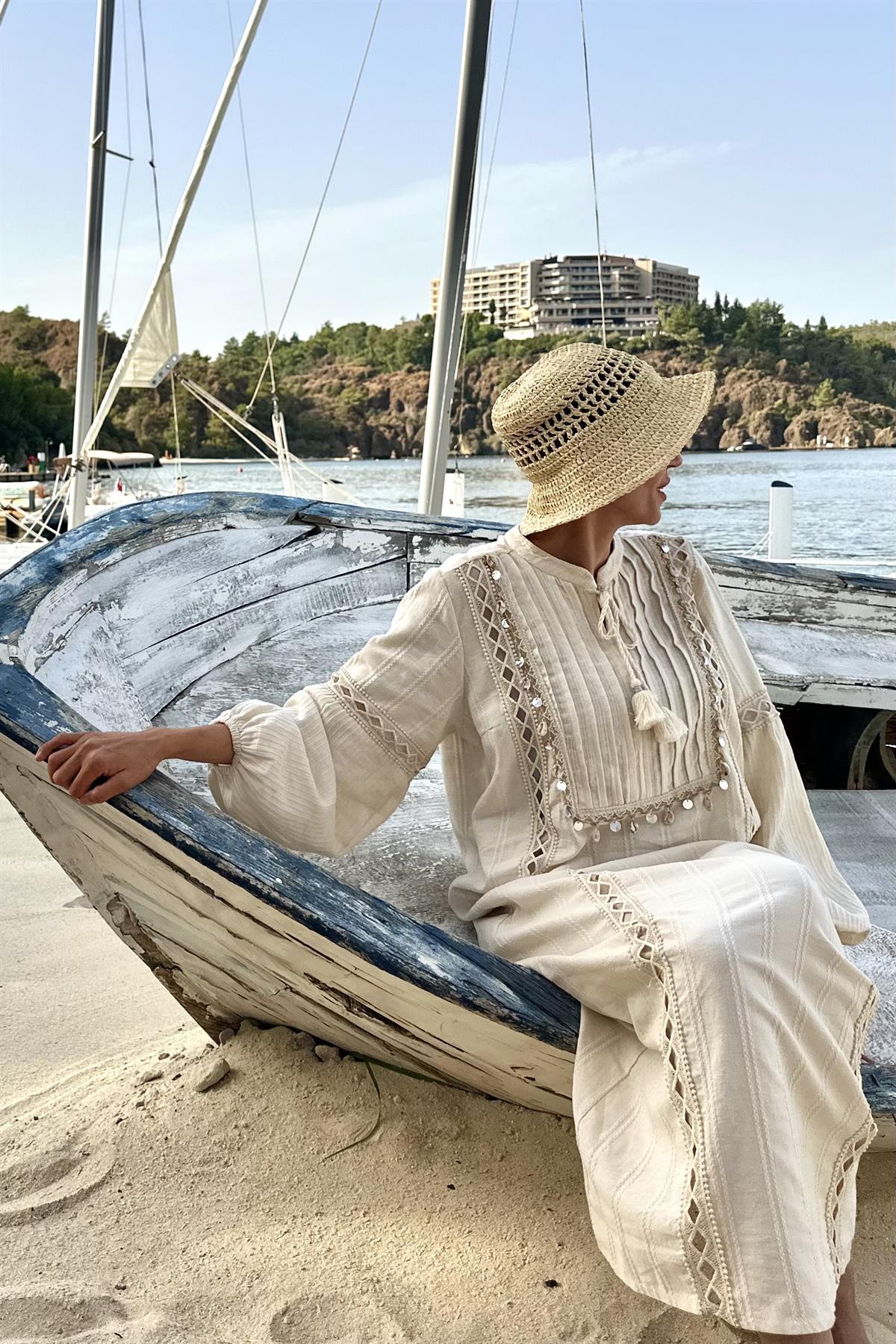 Deniz Kabuğu Detaylı Dantelli Elbise