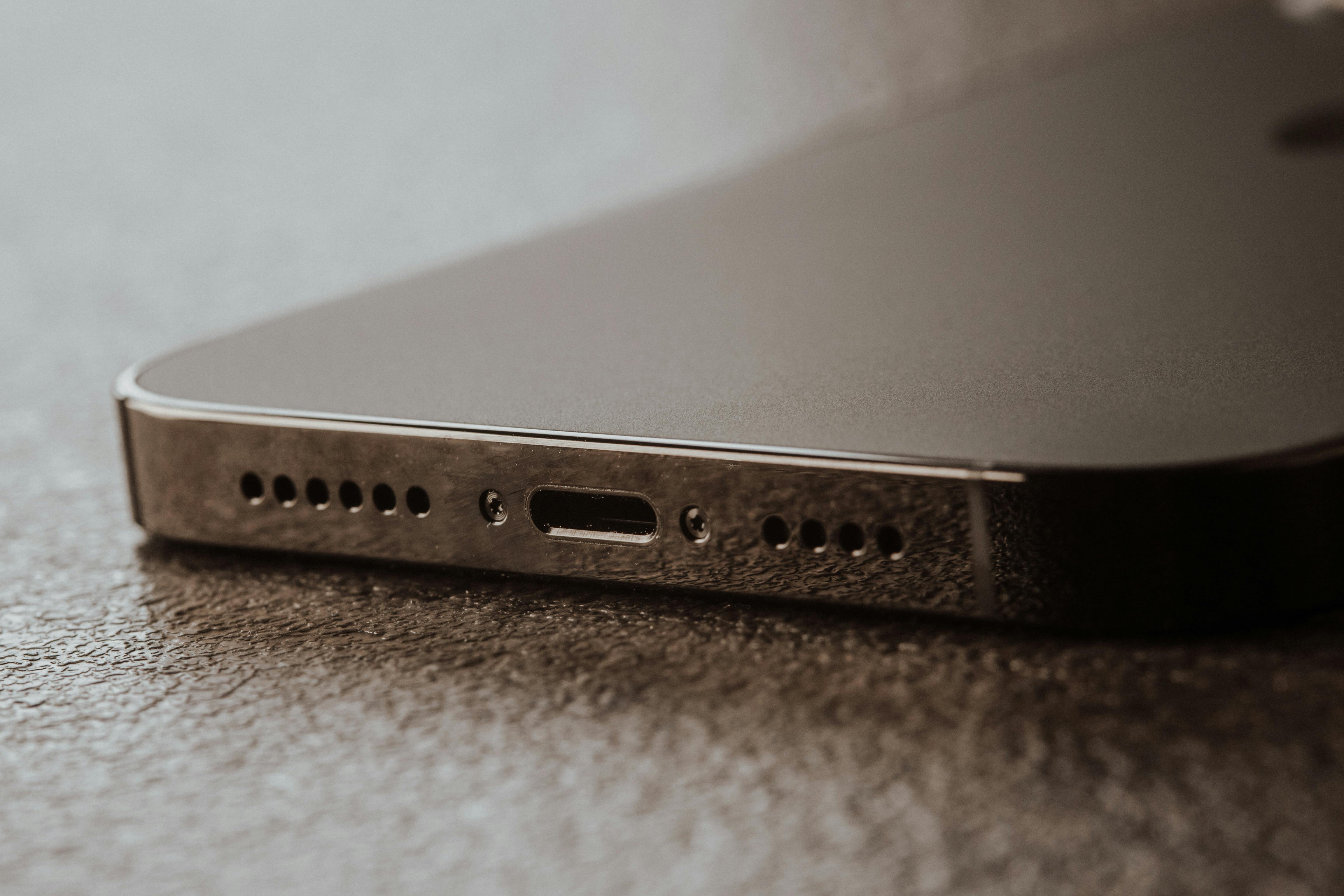 Telefon Şarj Girişi Nasıl Temizlenir?