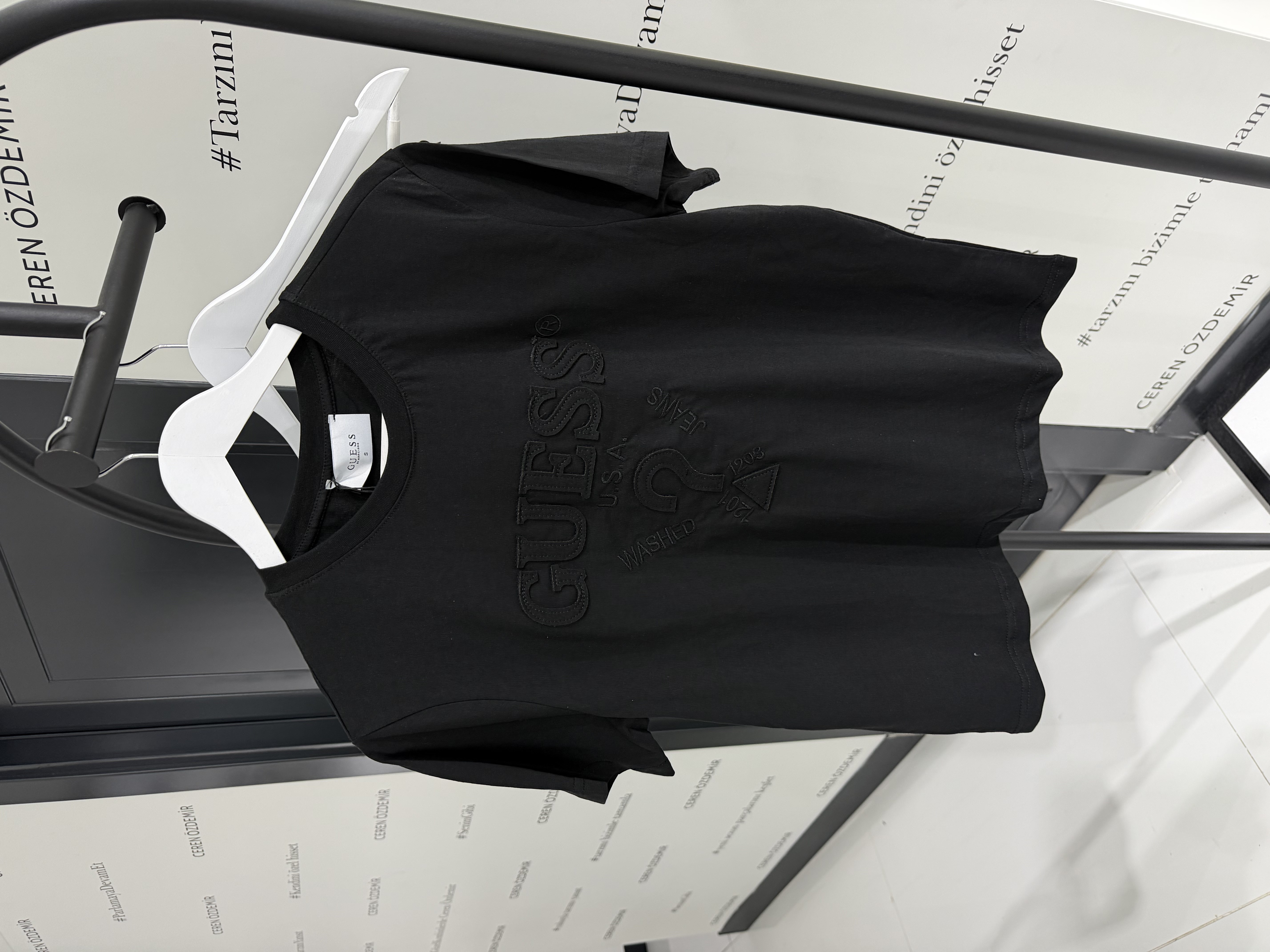 Gue Kabartma Logo Detaylı Siyah Tshirt 