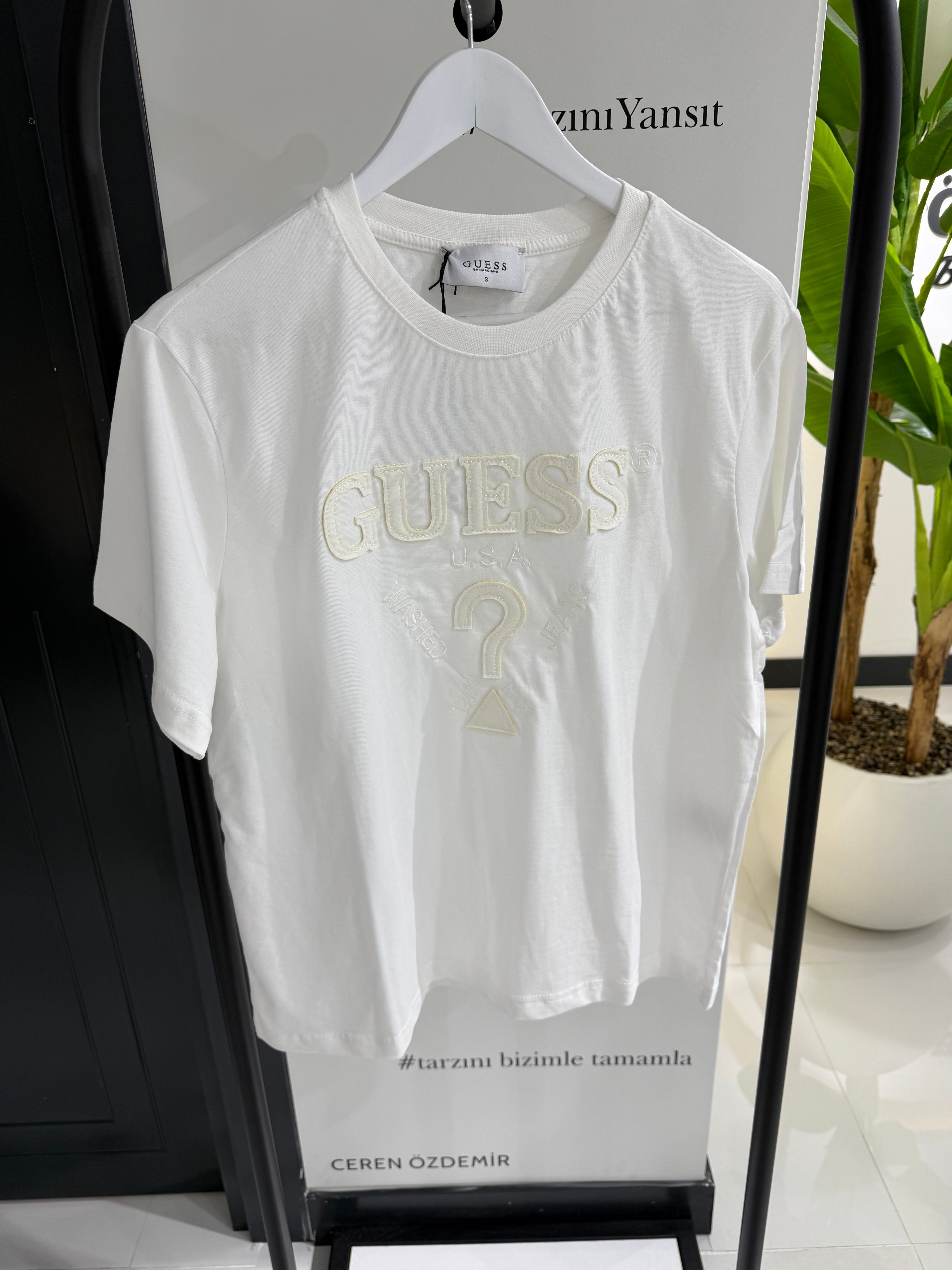 Gue Kabartma Detaylı Beyaz Tshirt 