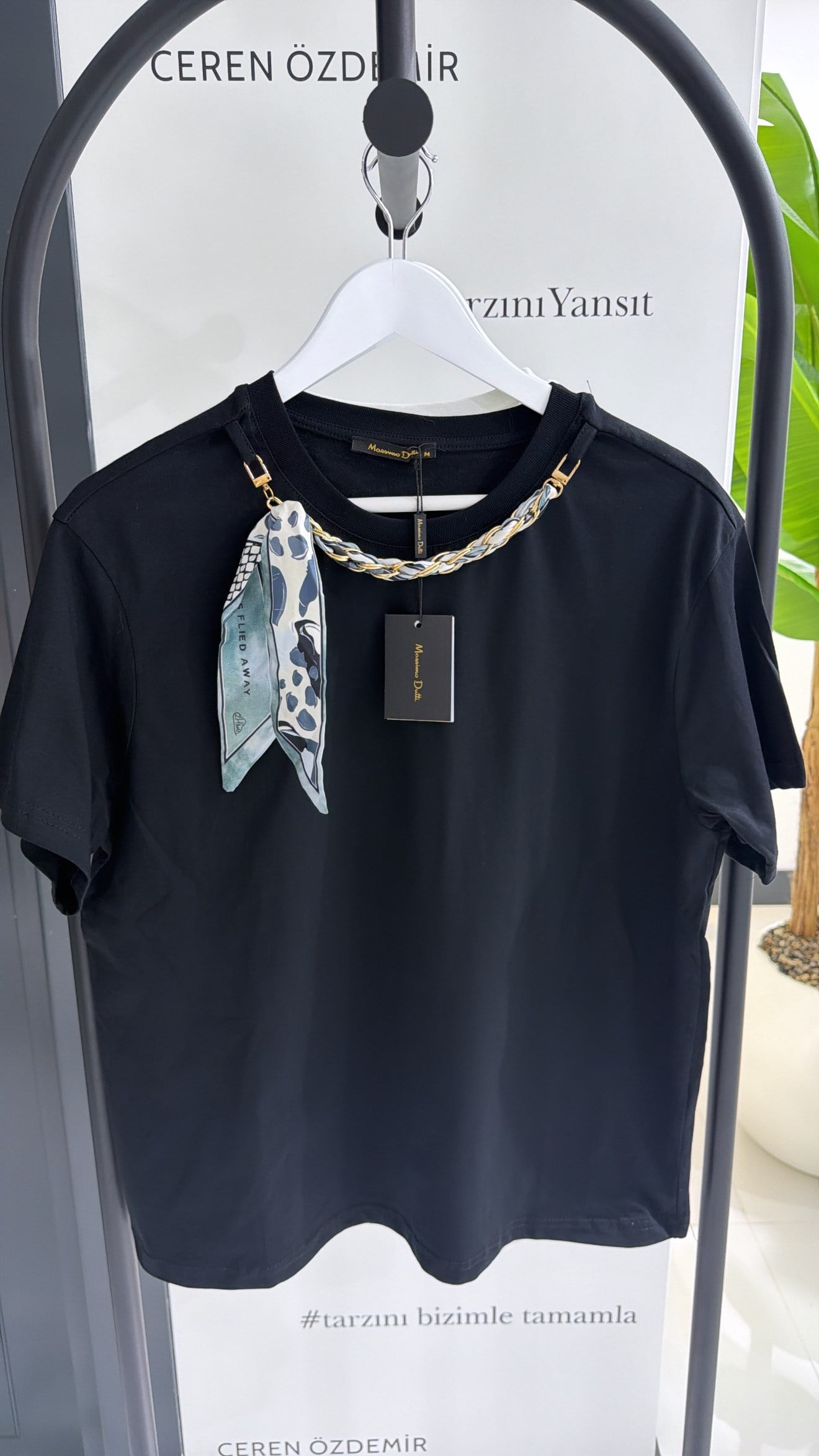 Massi Fular Detaylı Siyah Tshirt