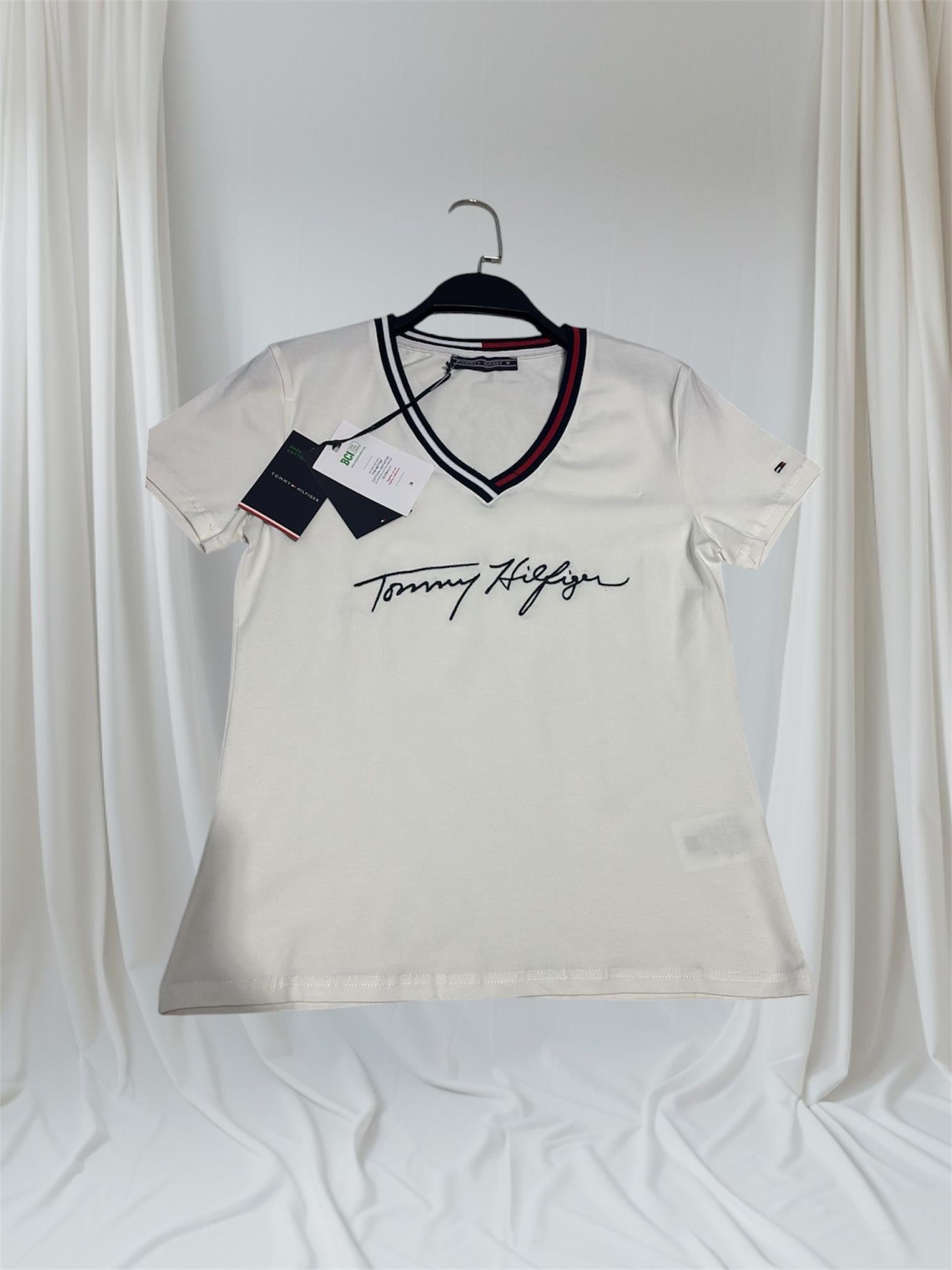 Tom Ekru V Yaka Tshirt